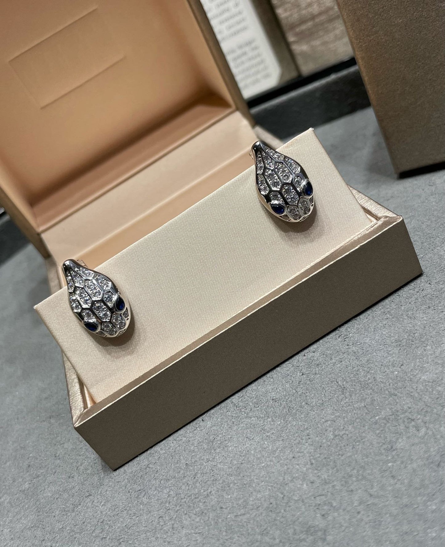 [Windsor Jewelry]SERPENT DIAMOND STUD EARRINGS