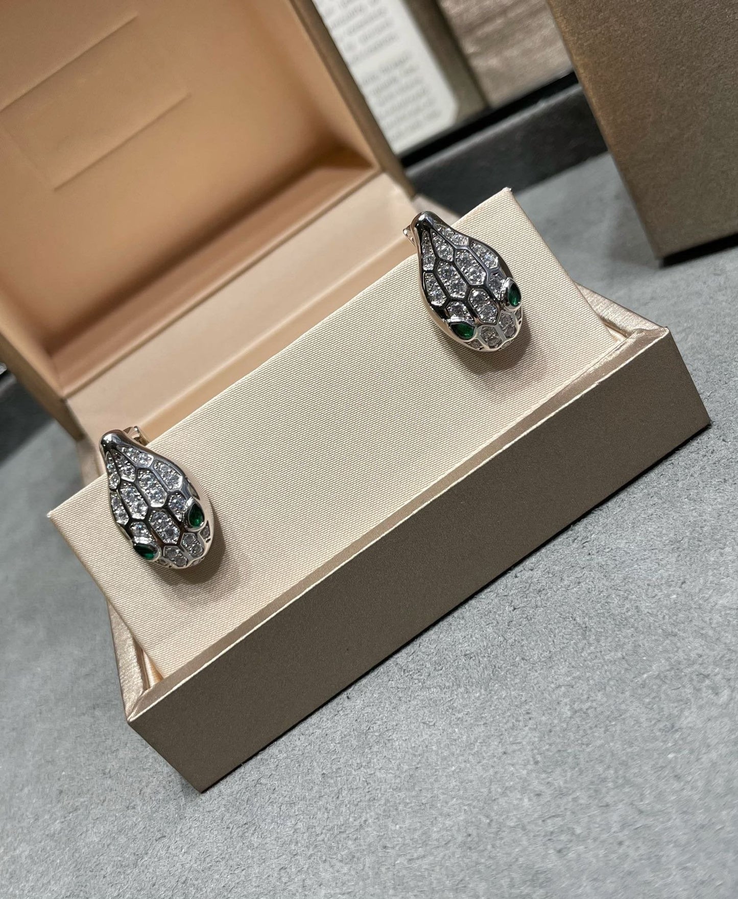 [Windsor Jewelry]SERPENT DIAMOND STUD EARRINGS