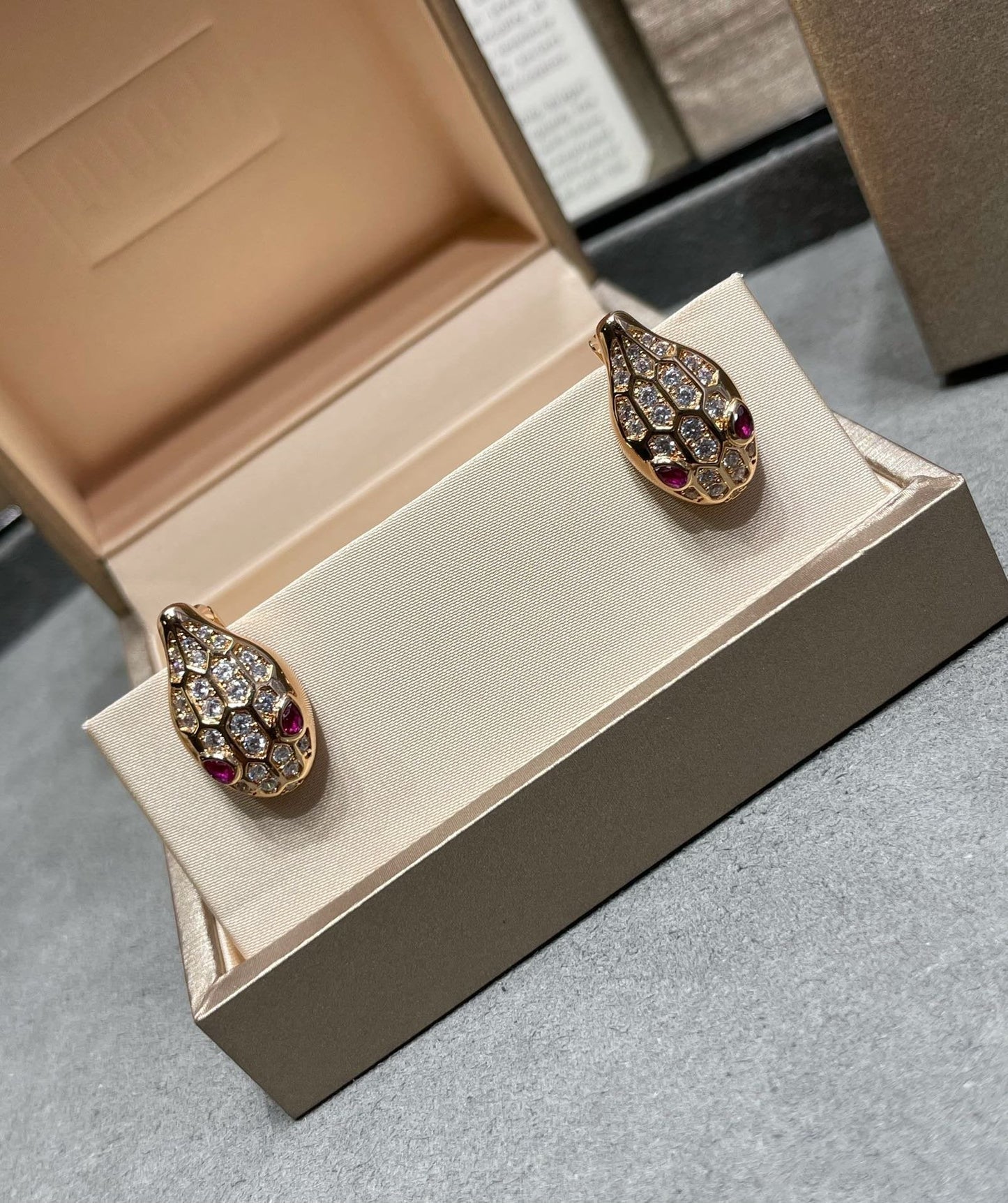 [Windsor Jewelry]SERPENT DIAMOND STUD EARRINGS