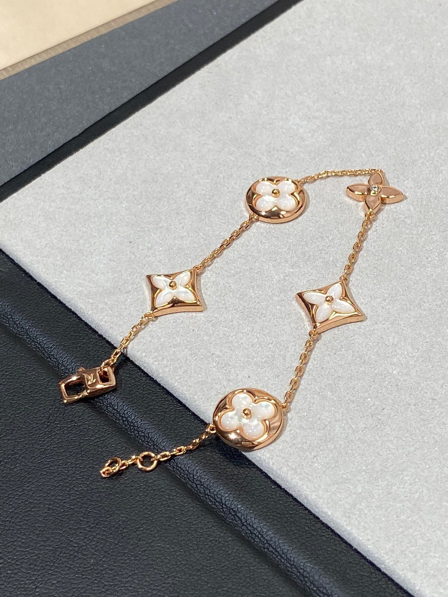[Windsor Jewelry]STAR AND SUN 5 MOTIF MOP PINK GOLD BRACELET