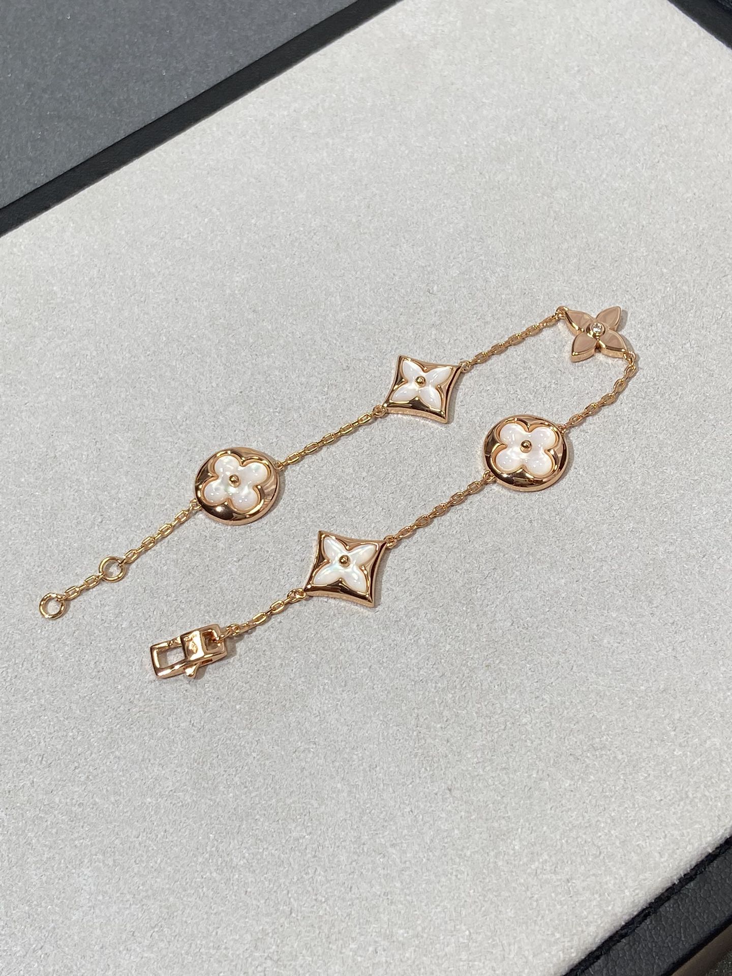 [Windsor Jewelry]STAR AND SUN 5 MOTIF MOP PINK GOLD BRACELET