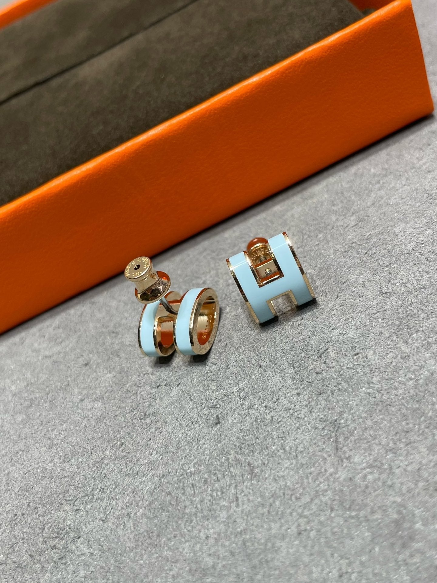 [Windsor Jewelry]POP H SKY BLUE STUD EARRINGS