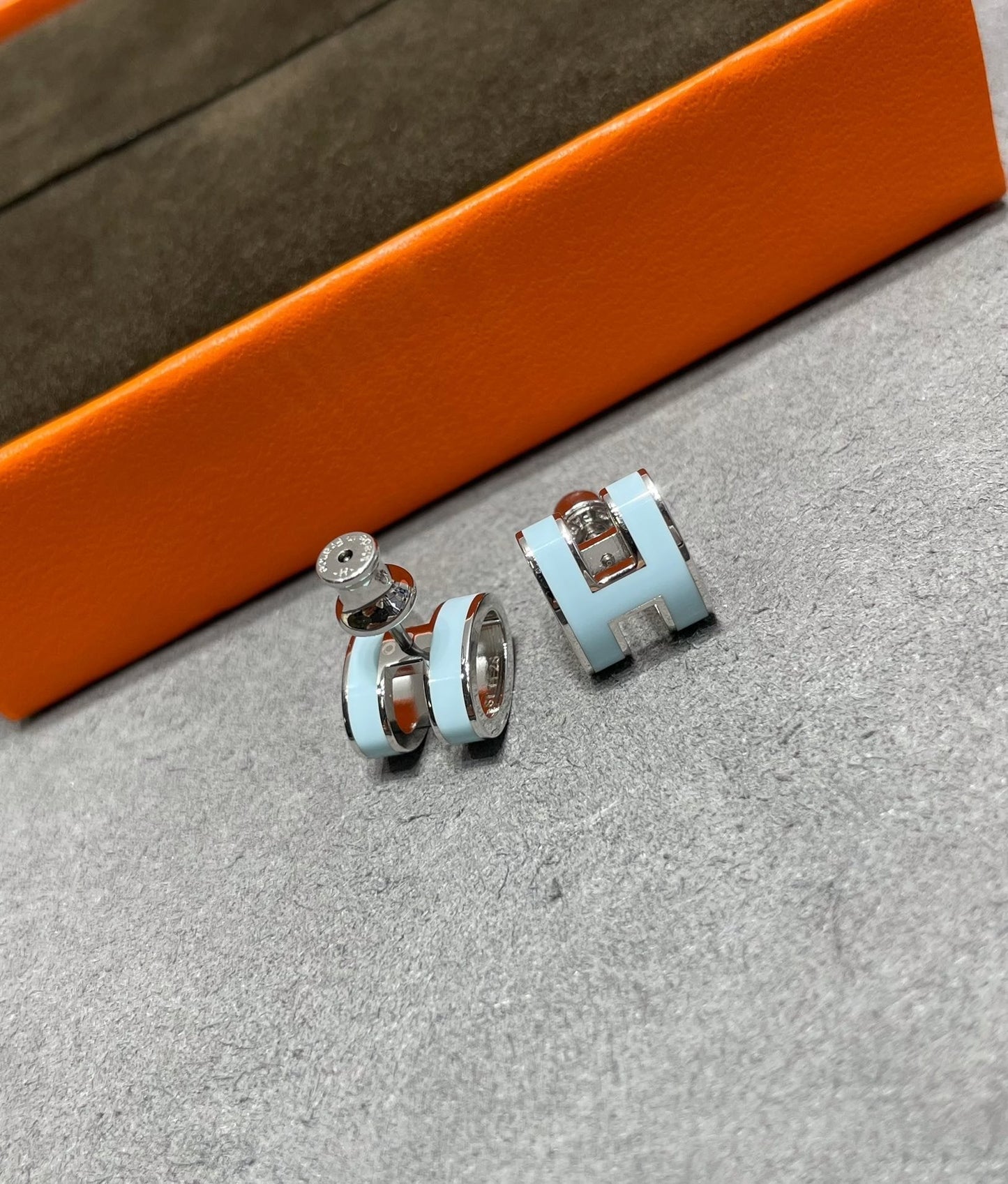 [Windsor Jewelry]POP H SKY BLUE STUD EARRINGS
