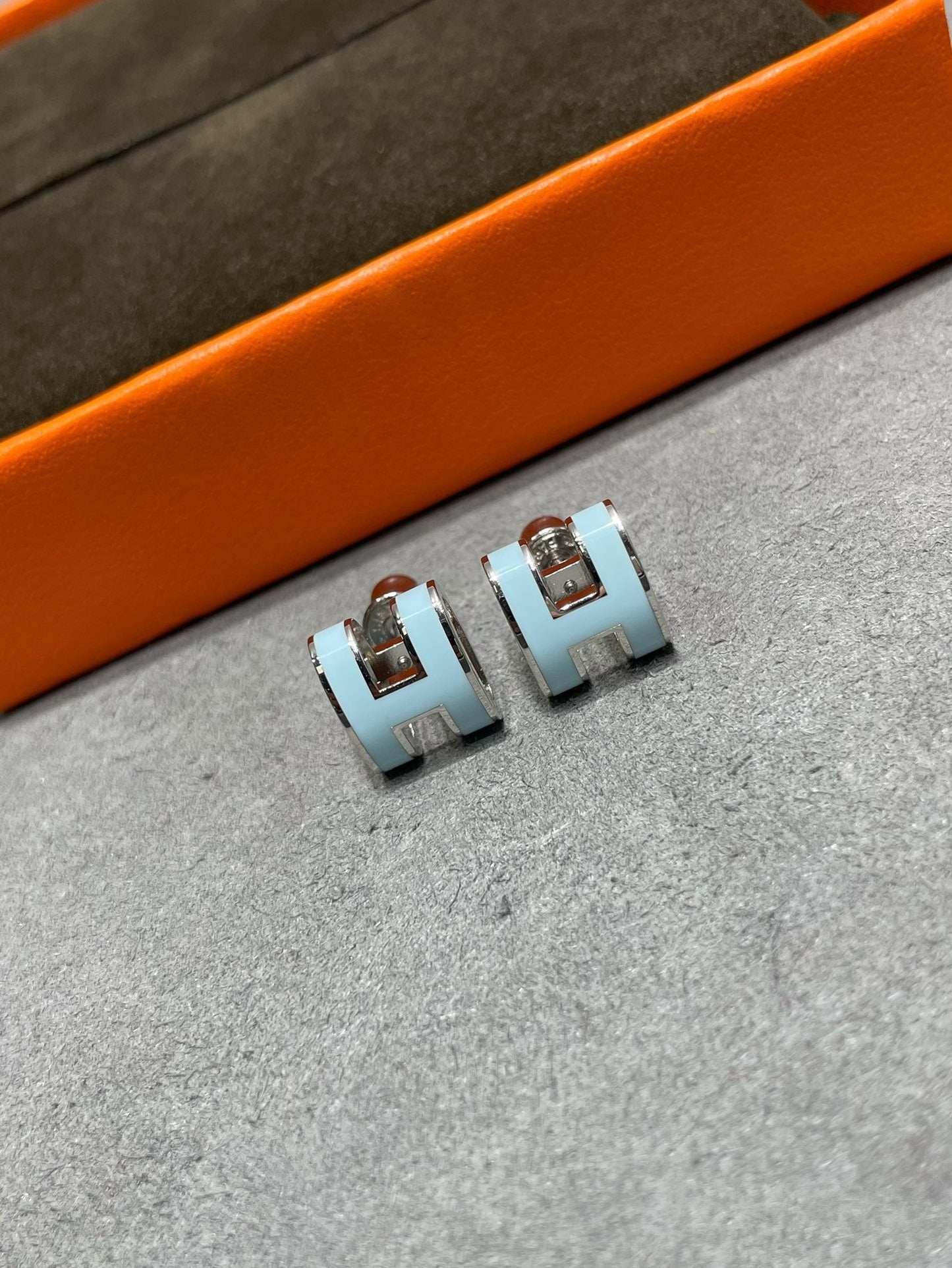 [Windsor Jewelry]POP H SKY BLUE STUD EARRINGS