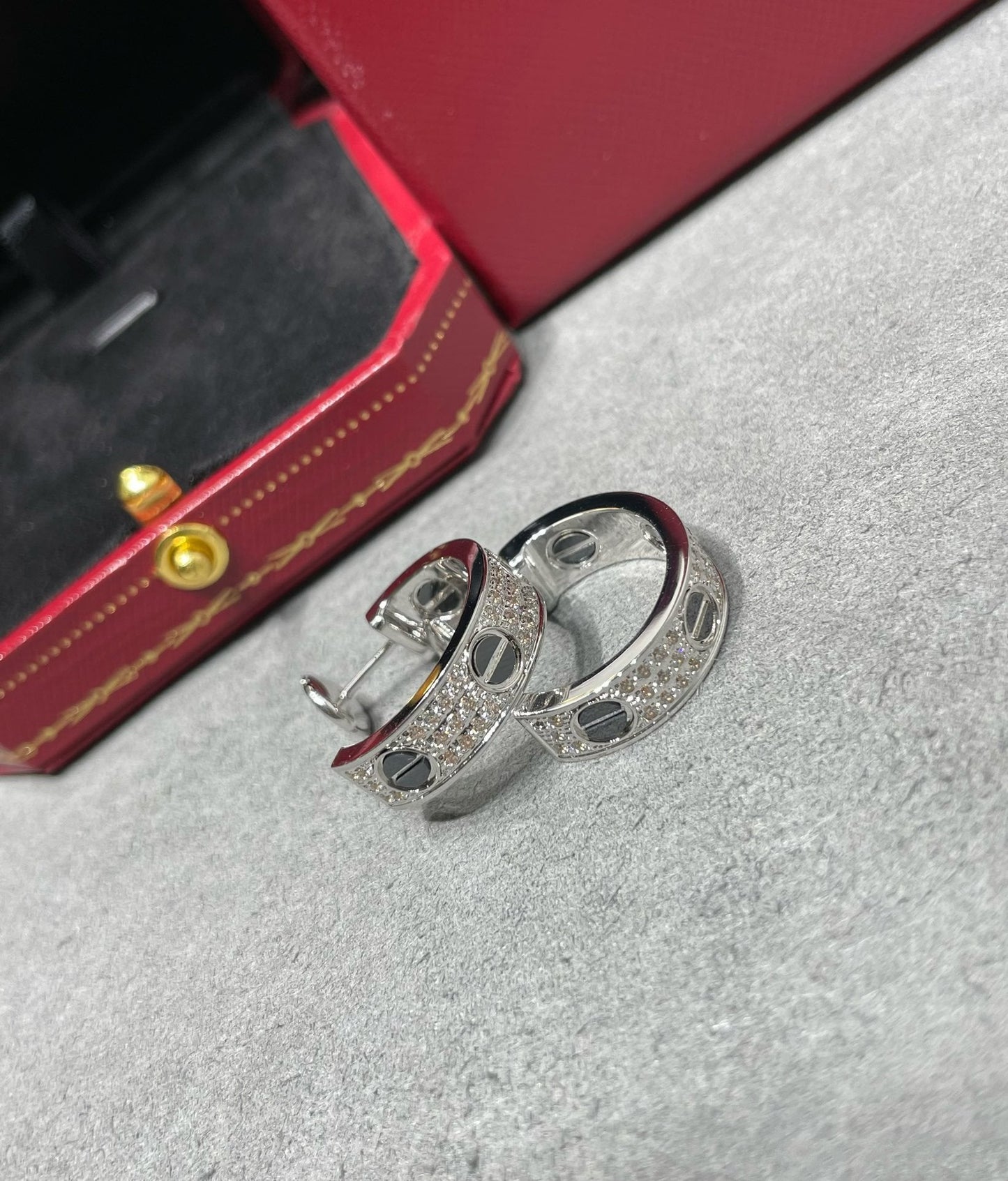[Windsor Jewelry]LOVE CERAMIC DIAMOND PAVED SILVER EARRINGS