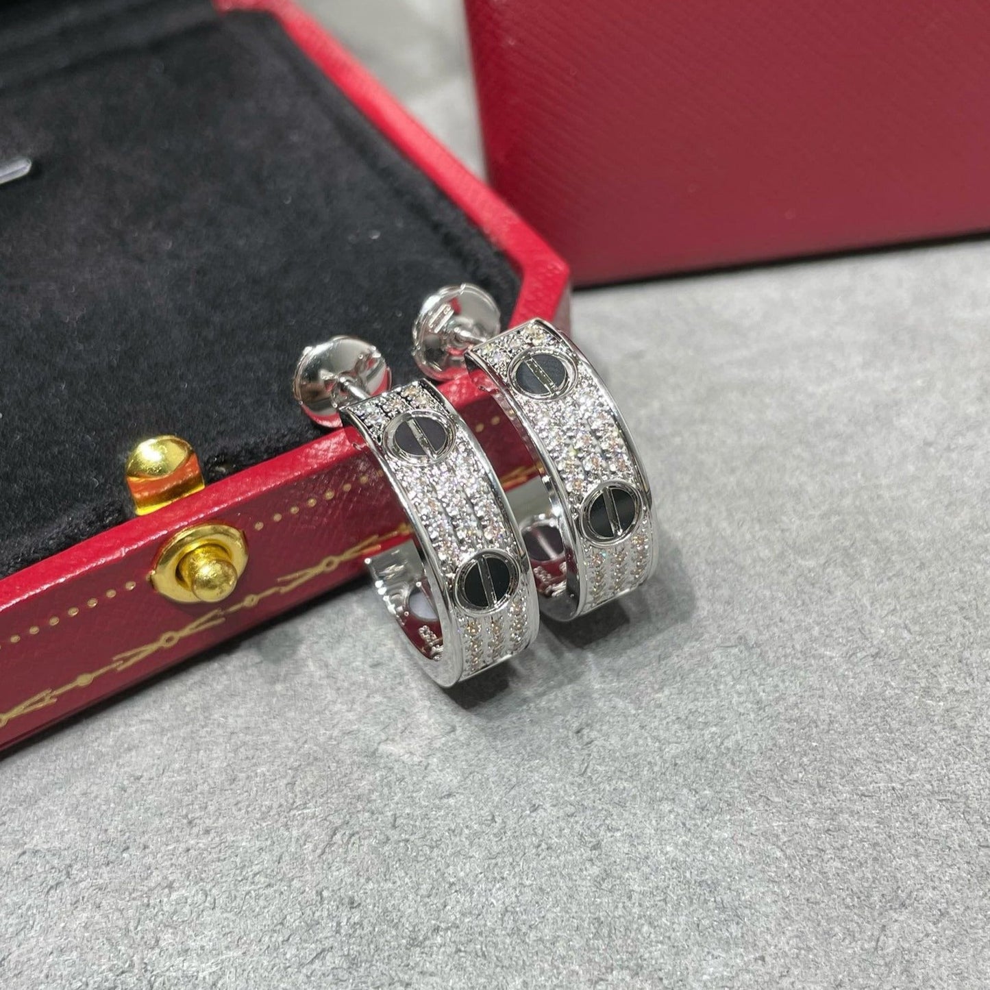 [Windsor Jewelry]LOVE CERAMIC DIAMOND PAVED SILVER EARRINGS