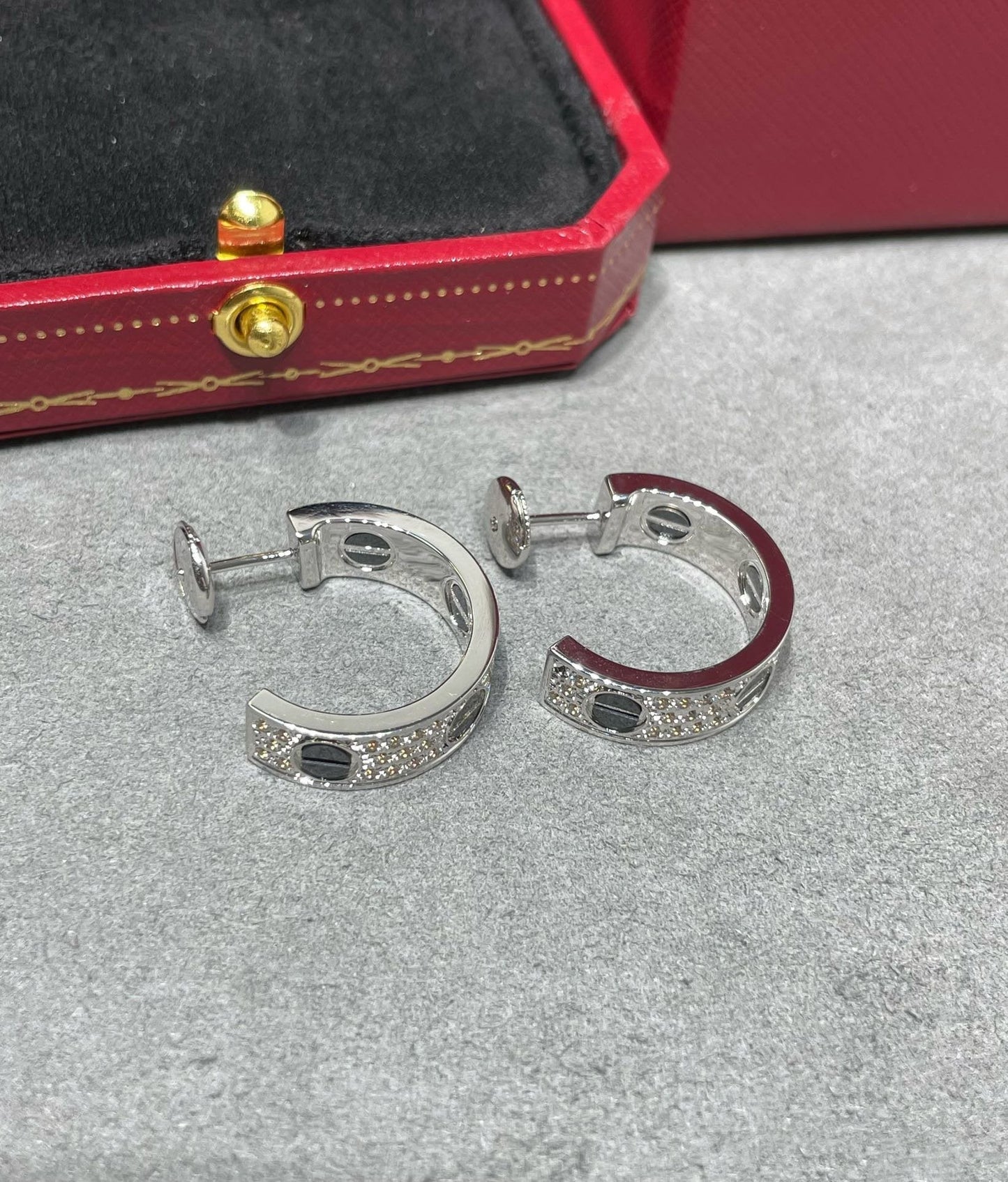 [Windsor Jewelry]LOVE CERAMIC DIAMOND PAVED SILVER EARRINGS