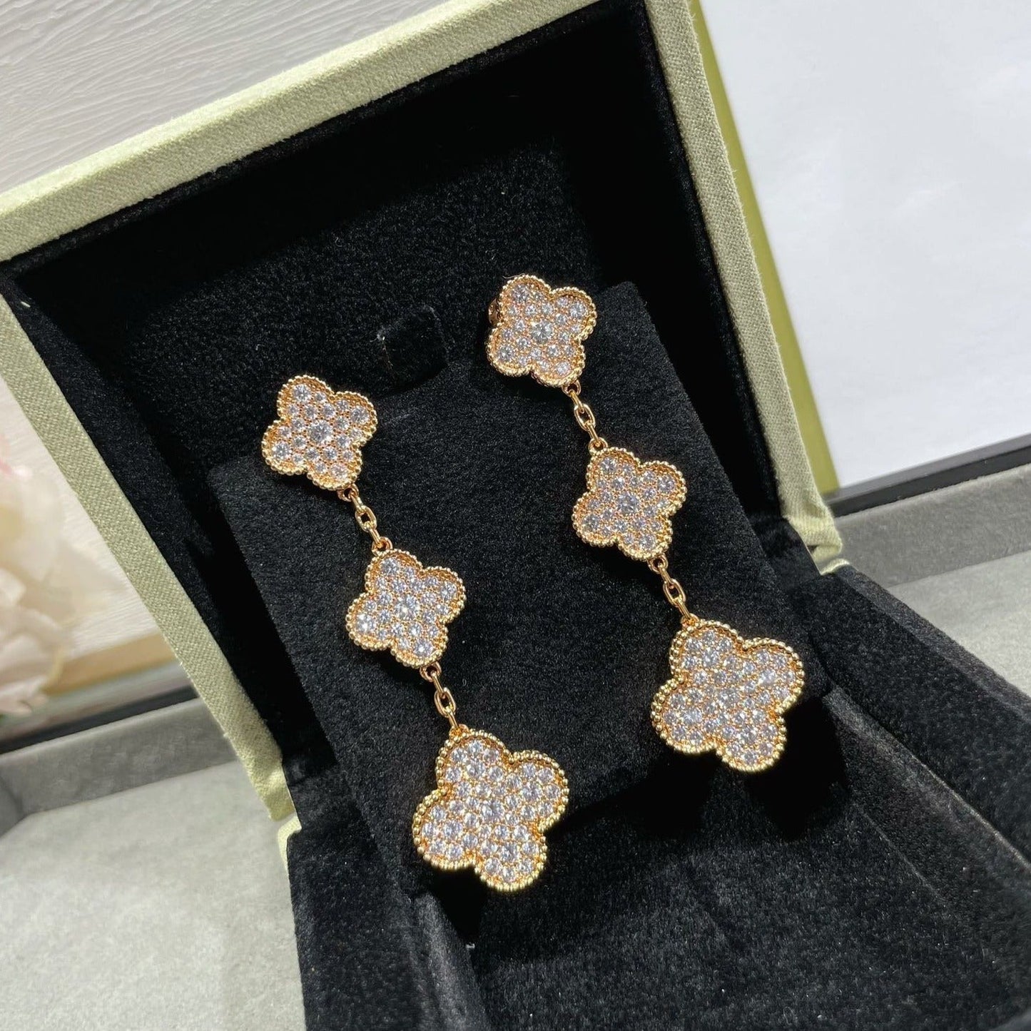 [Windsor Jewelry]CLOVER 3 MOTIFS DIAMOND PAVED ROSE GOLD EARRINGS