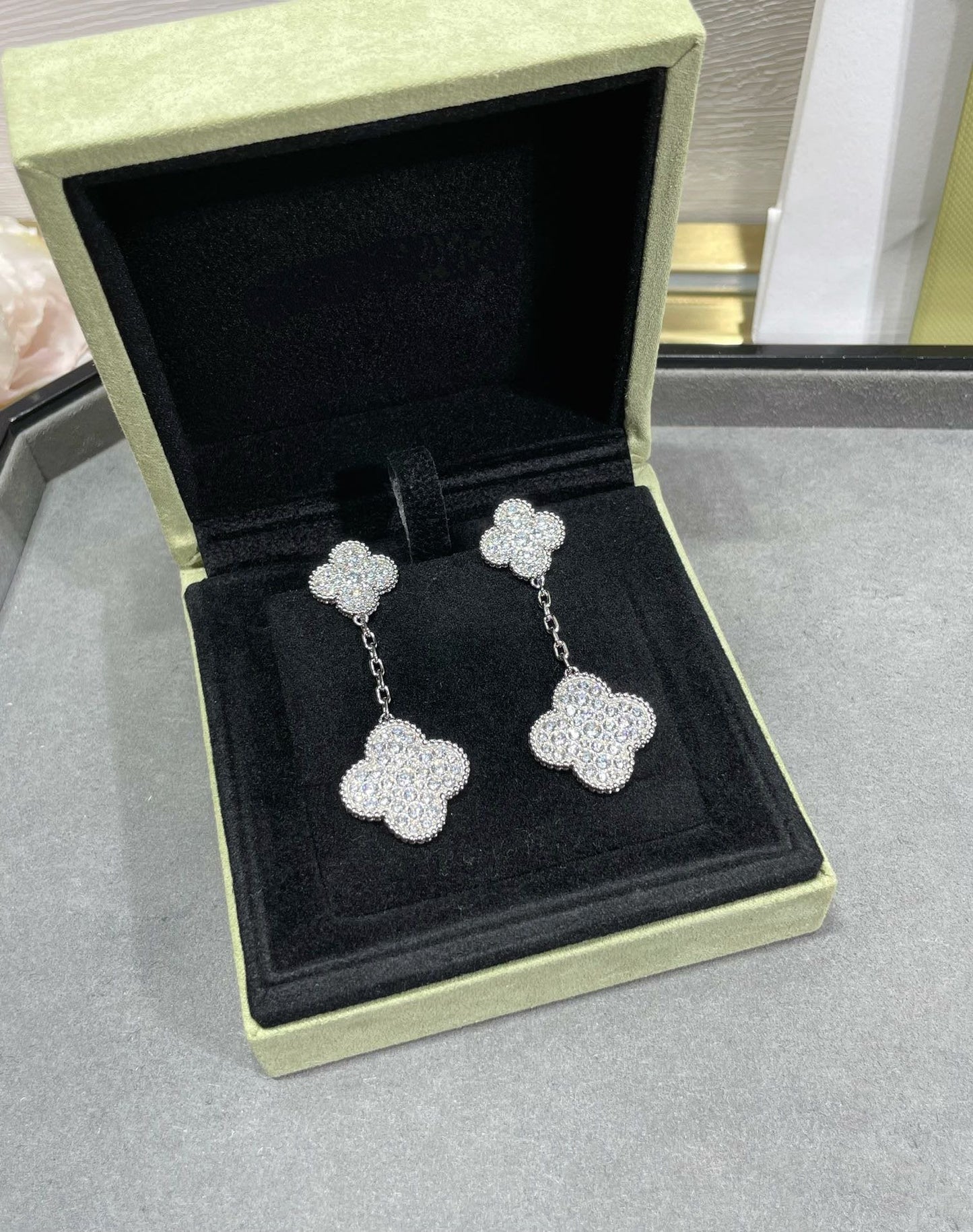 [Windsor Jewelry]CLOVER 2 MOTIFS DIAMOND PAVED SILVER EARRINGS