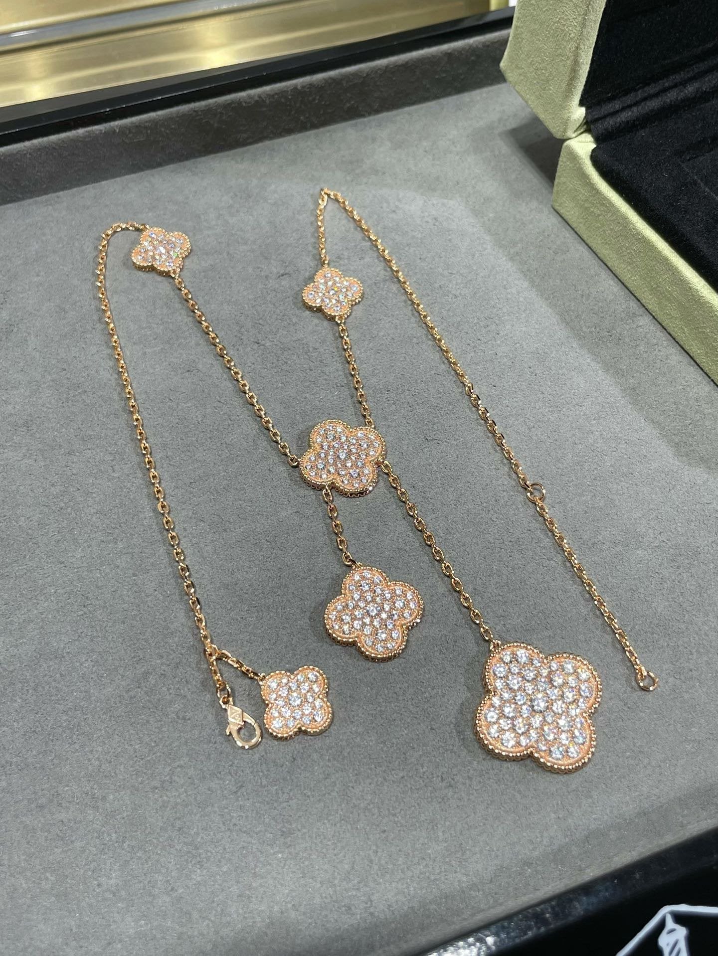 [Windsor Jewelry]CLOVER 6 MOTIF DIAMOND PAVED NECKLACE