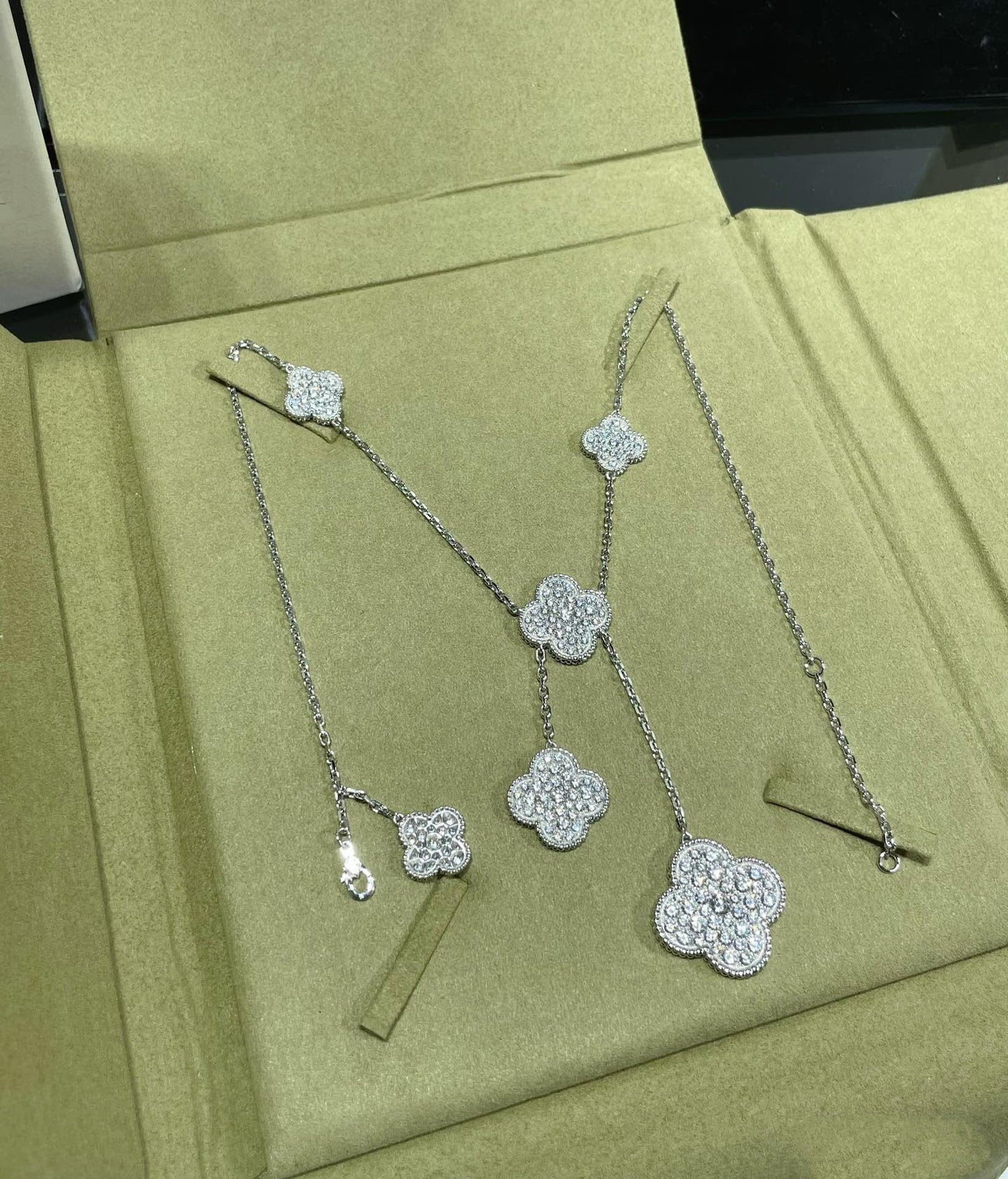 [Windsor Jewelry]CLOVER 6 MOTIF DIAMOND PAVED NECKLACE