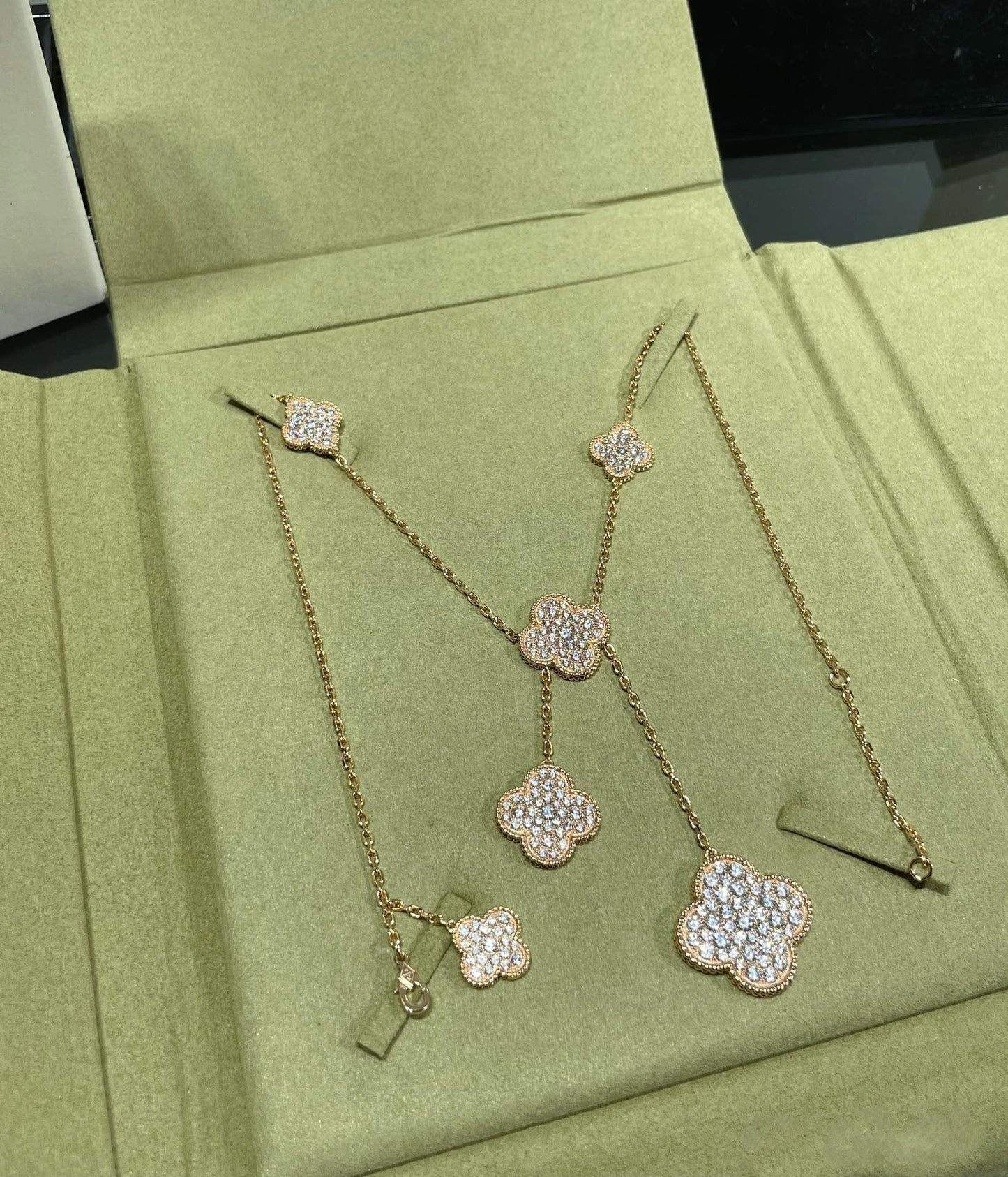 [Windsor Jewelry]CLOVER 6 MOTIF DIAMOND PAVED NECKLACE