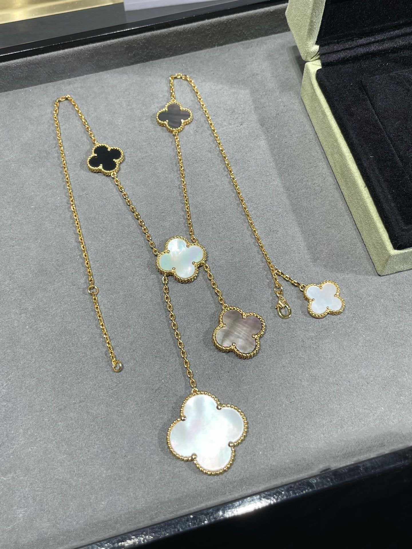 [Windsor Jewelry]CLOVER 6 MOTIF MOP ONYX GOLD NECKLACE