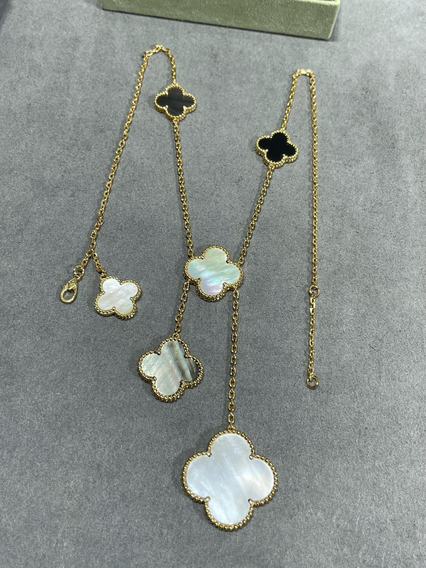 [Windsor Jewelry]CLOVER 6 MOTIF MOP ONYX GOLD NECKLACE