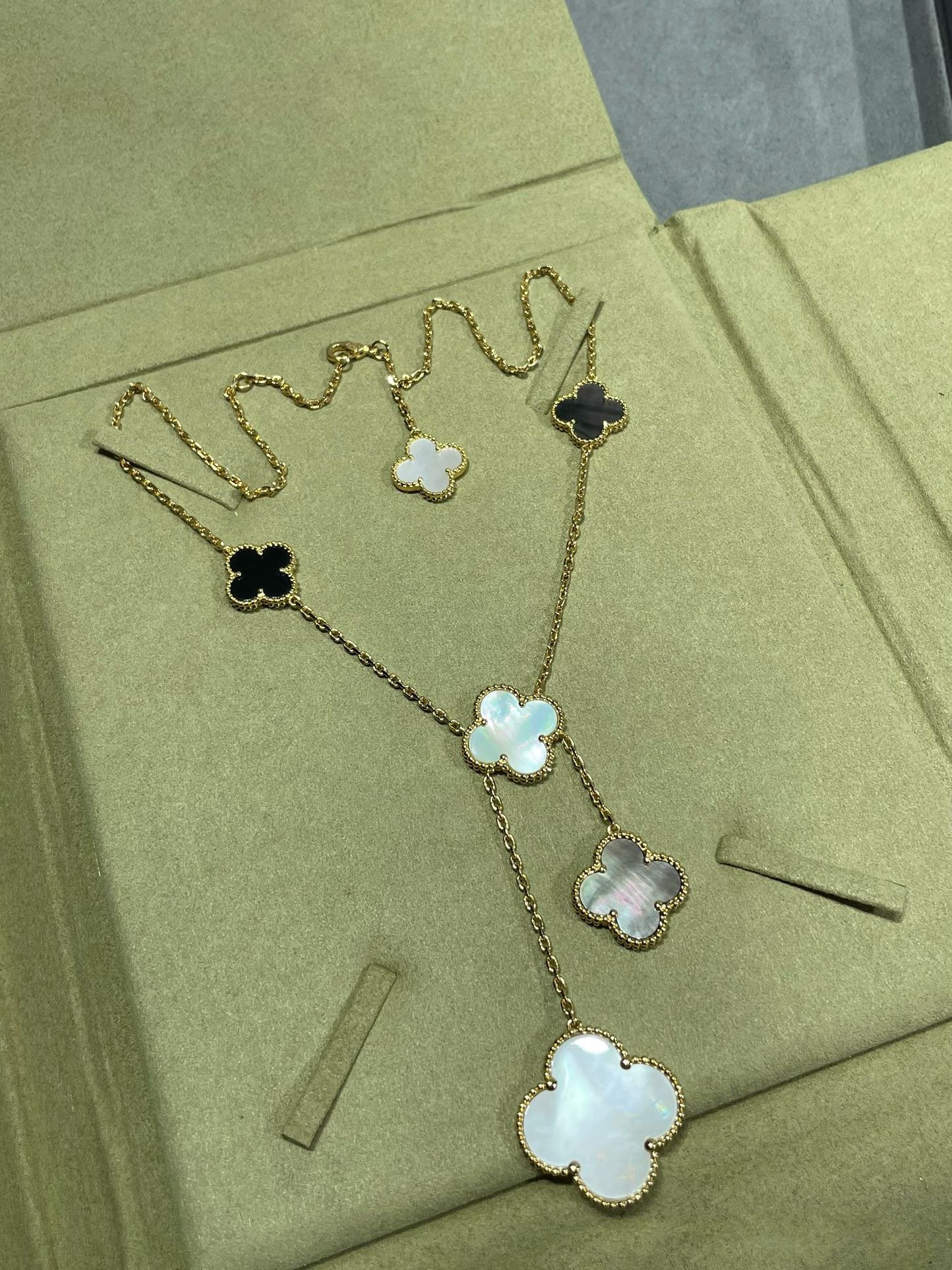 [Windsor Jewelry]CLOVER 6 MOTIF MOP ONYX GOLD NECKLACE