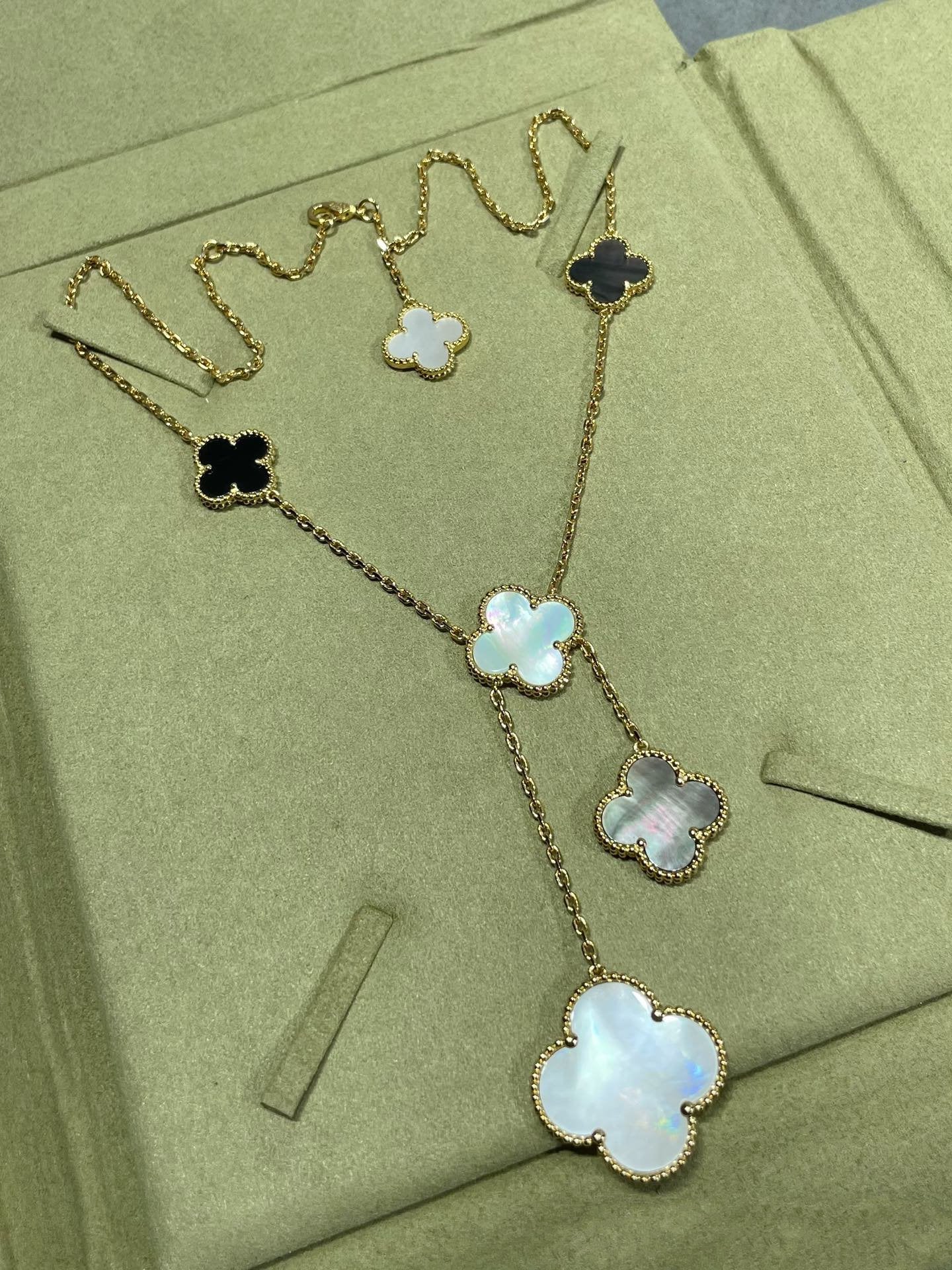 [Windsor Jewelry]CLOVER 6 MOTIF MOP ONYX GOLD NECKLACE