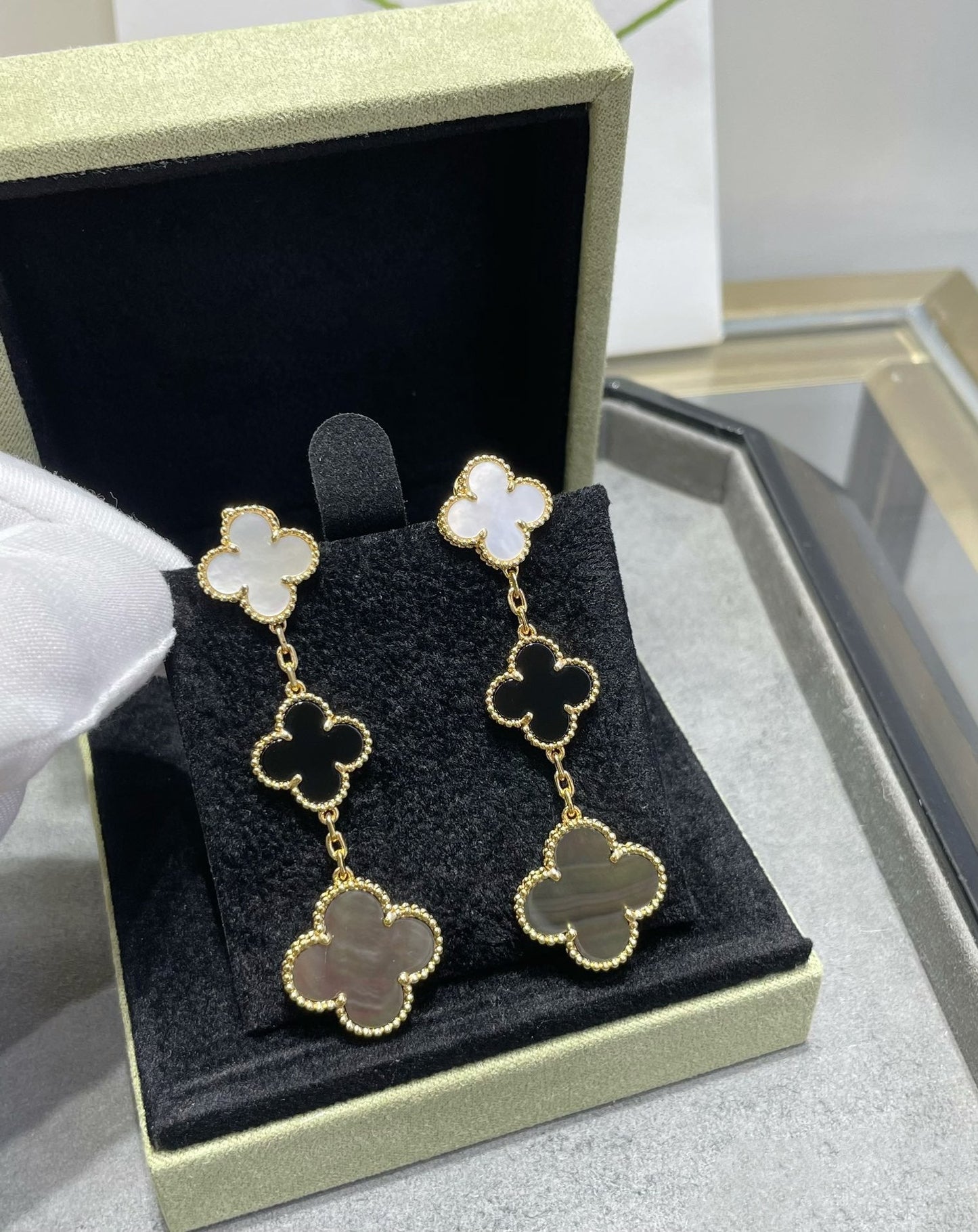 [Windsor Jewelry]CLOVER 3 MOTIF MOP ONYX DARK MOP PINK GOLD EARRINGS