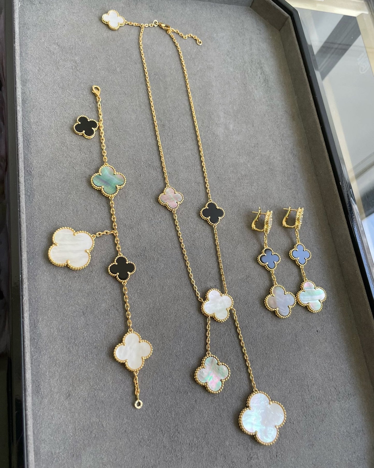 [Windsor Jewelry]CLOVER 3 MOTIF MOP ONYX DARK MOP PINK GOLD EARRINGS