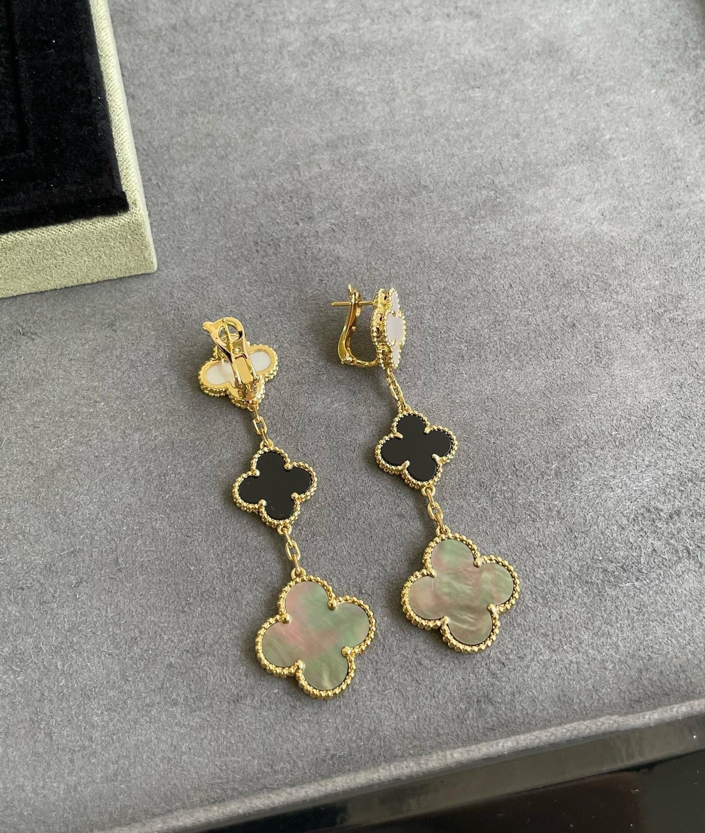 [Windsor Jewelry]CLOVER 3 MOTIF MOP ONYX DARK MOP PINK GOLD EARRINGS