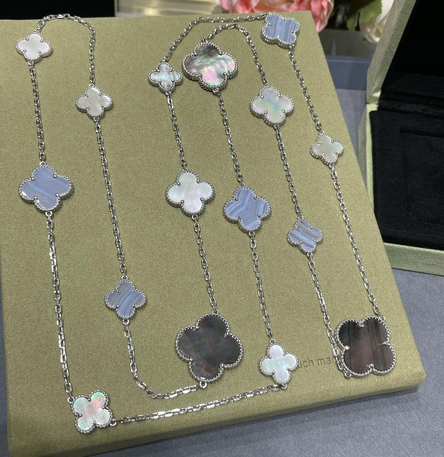 [Windsor Jewelry]CLOVER 16 MOTIF CHALCEDONY MOP SILVER NECKLACE