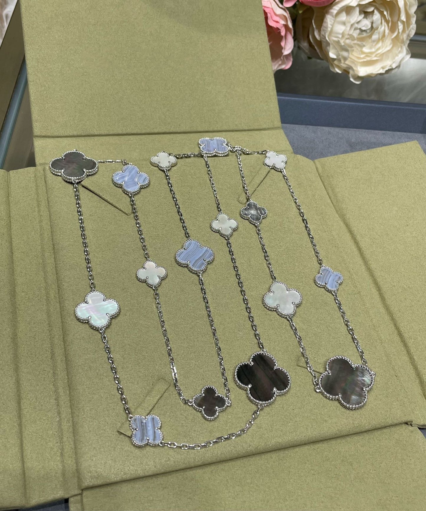 [Windsor Jewelry]CLOVER 16 MOTIF CHALCEDONY MOP SILVER NECKLACE