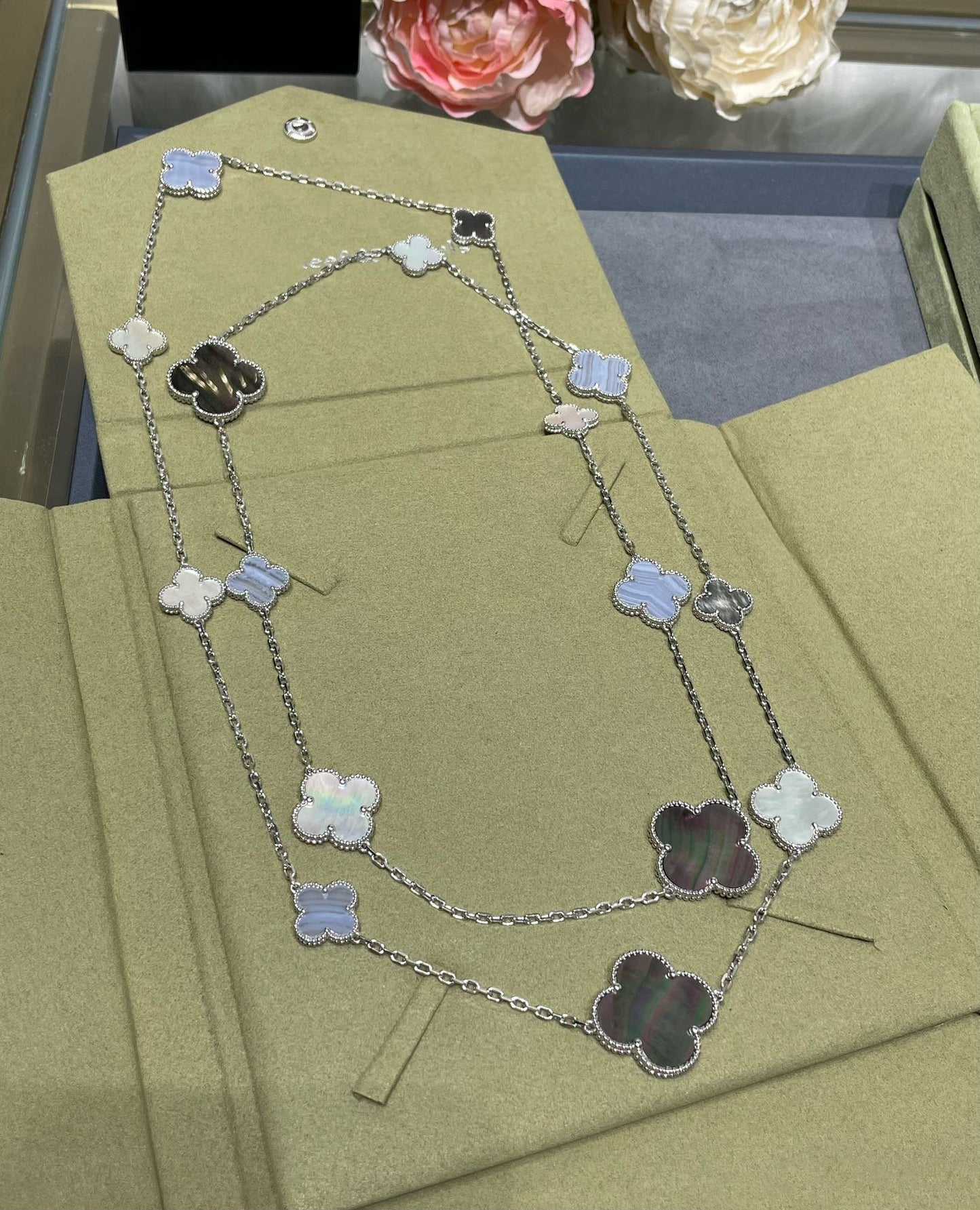 [Windsor Jewelry]CLOVER 16 MOTIF CHALCEDONY MOP SILVER NECKLACE