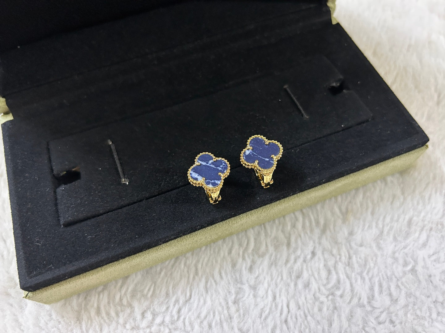 [Windsor Jewelry]CLOVER PIETERSITE MEDIUM STUD EARRINGS