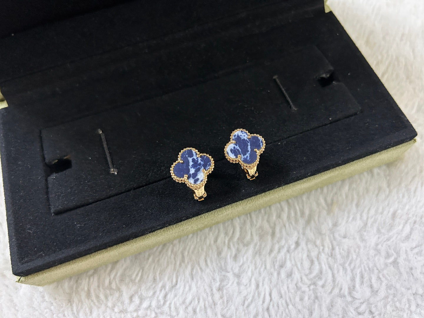 [Windsor Jewelry]CLOVER PIETERSITE MEDIUM STUD EARRINGS