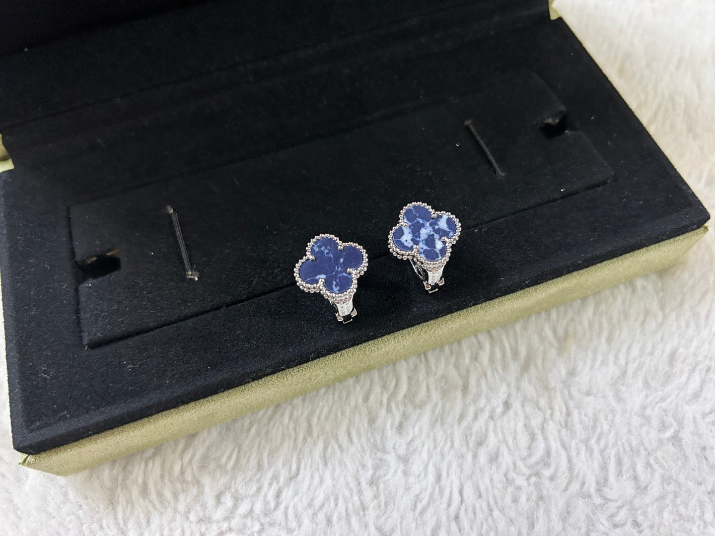 [Windsor Jewelry]CLOVER PIETERSITE MEDIUM STUD EARRINGS
