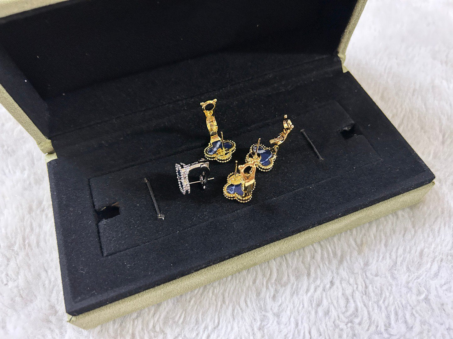 [Windsor Jewelry]CLOVER PIETERSITE MEDIUM STUD EARRINGS