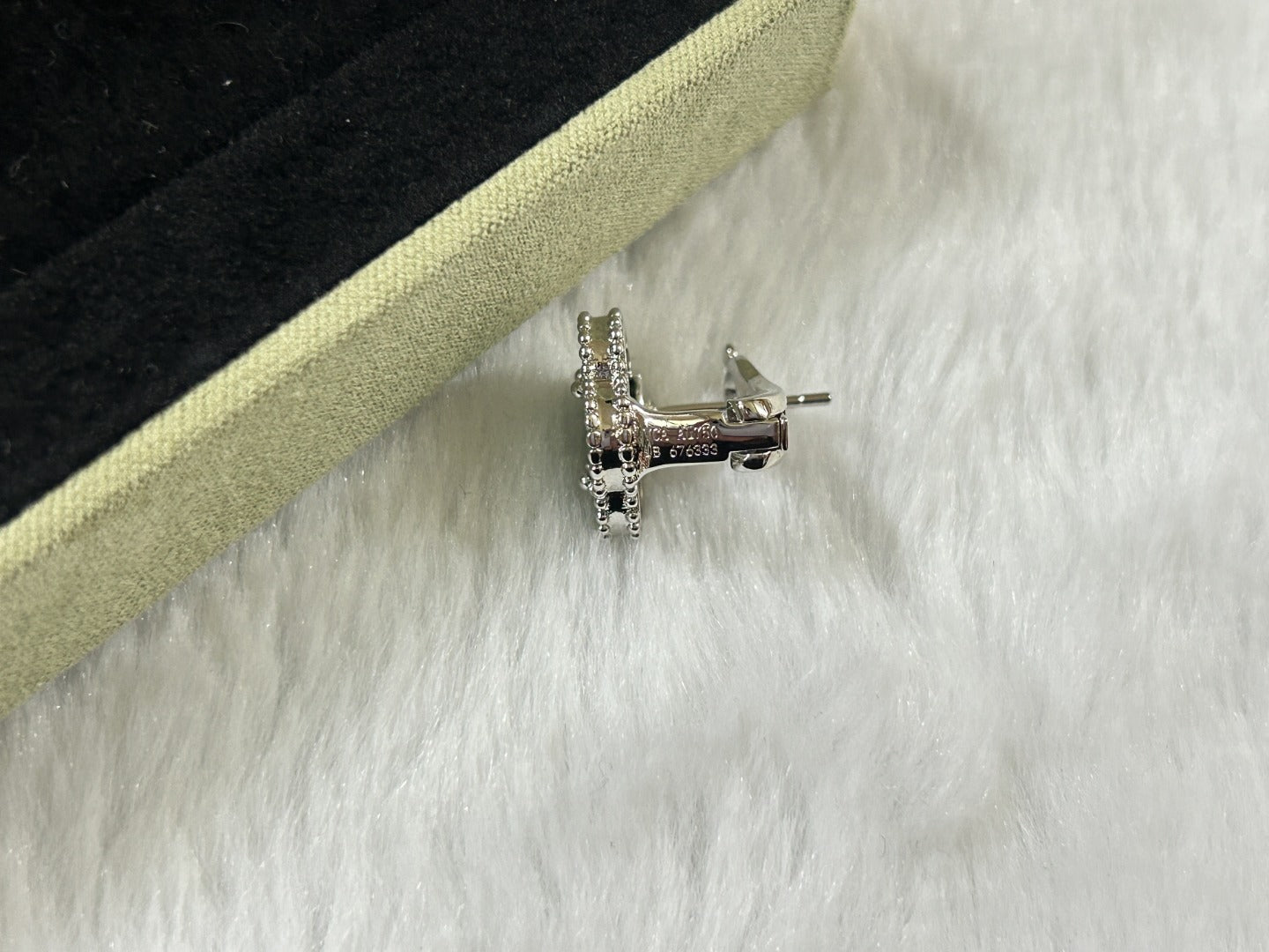[Windsor Jewelry]CLOVER PIETERSITE MEDIUM STUD EARRINGS