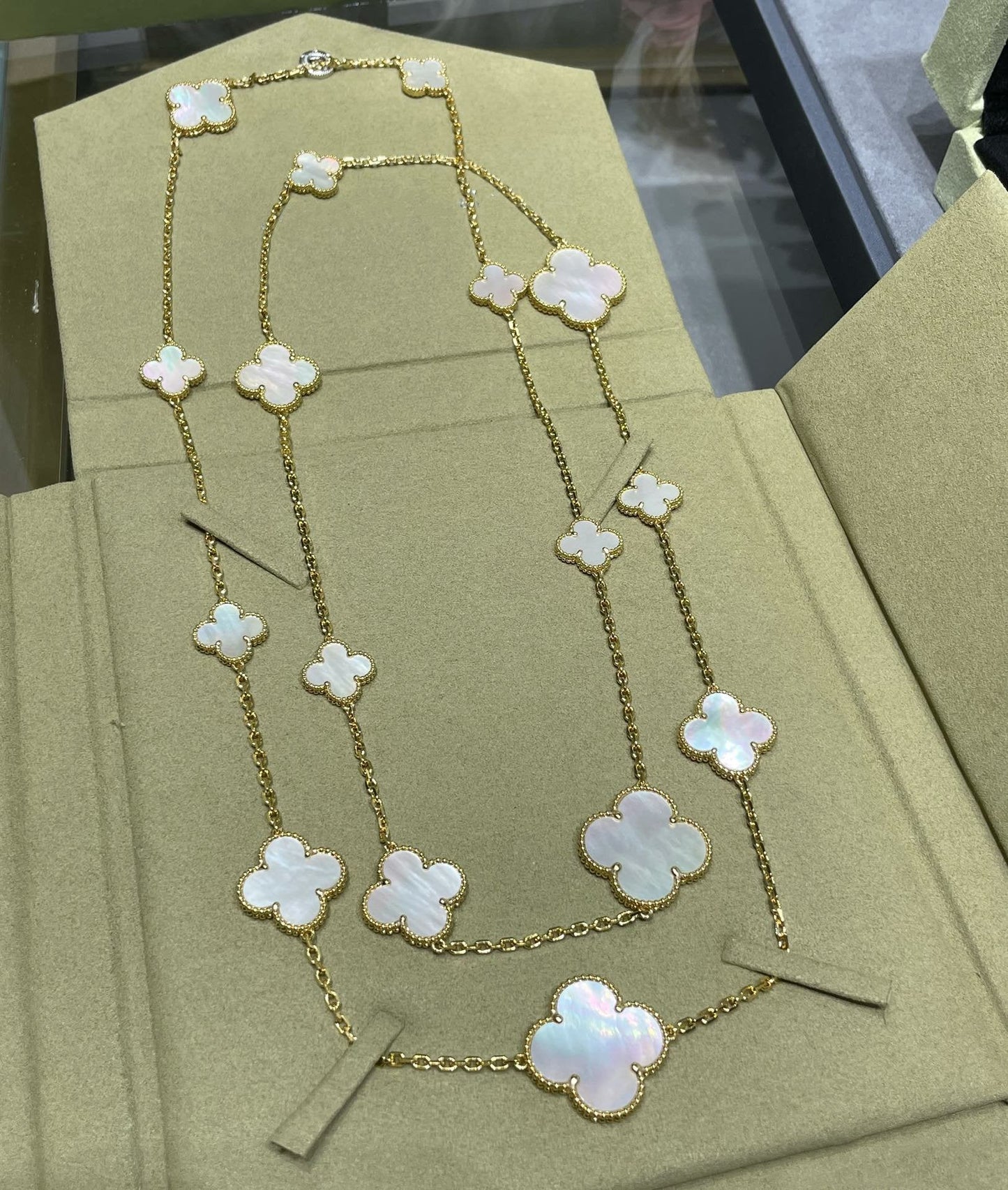 [Windsor Jewelry]CLOVER 16 MOTIF WHITE MOP GOLD NECKLACE