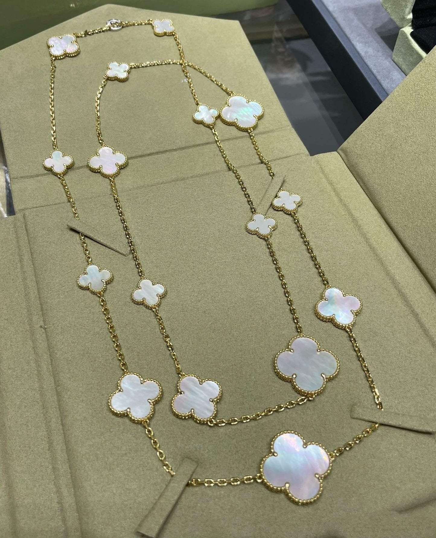 [Windsor Jewelry]CLOVER 16 MOTIF WHITE MOP GOLD NECKLACE