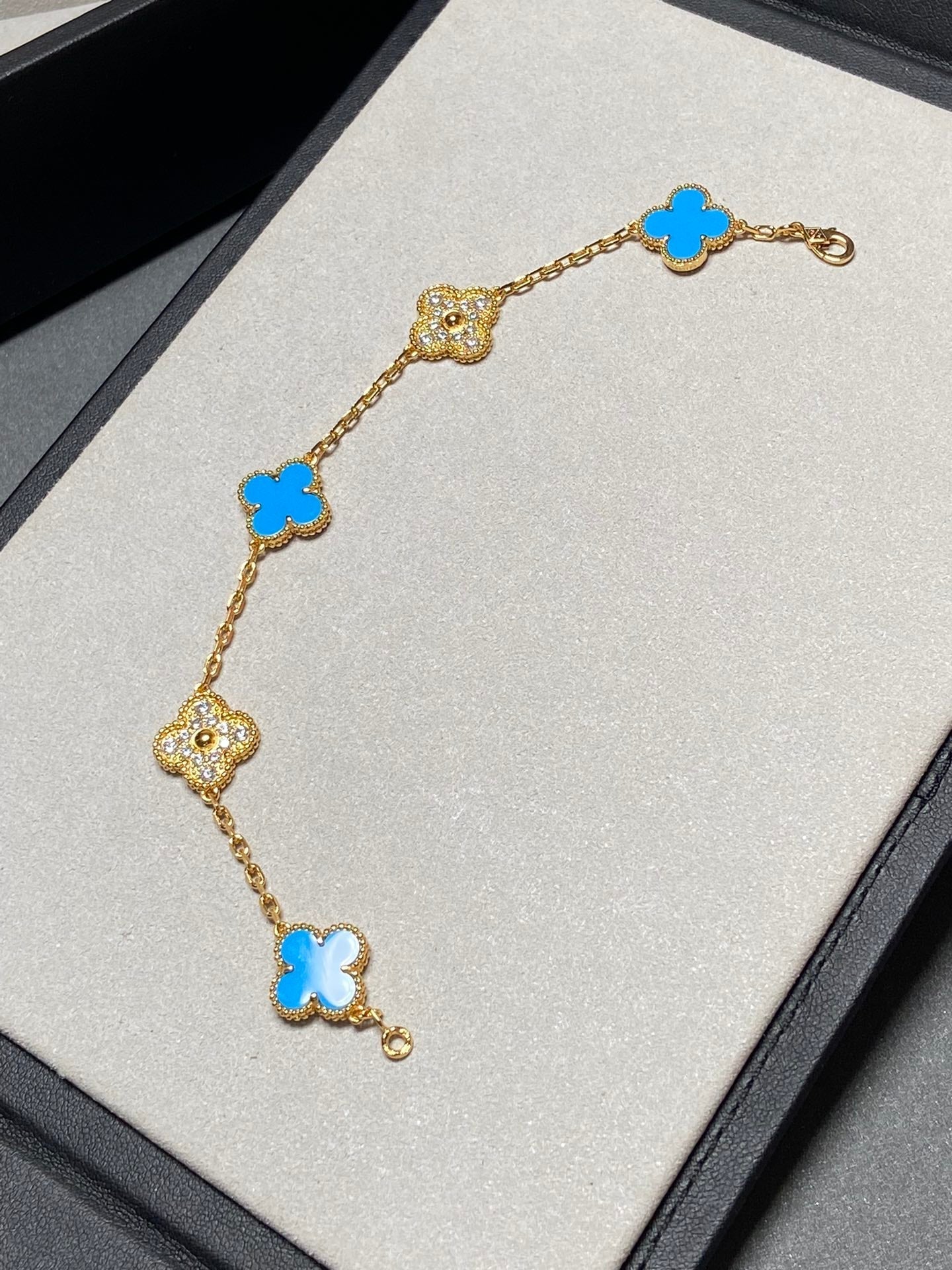 [Windsor Jewelry]CLOVER 5 MOTIF BLUE CHALCEDONY DIAMOND GOLD BRACELET