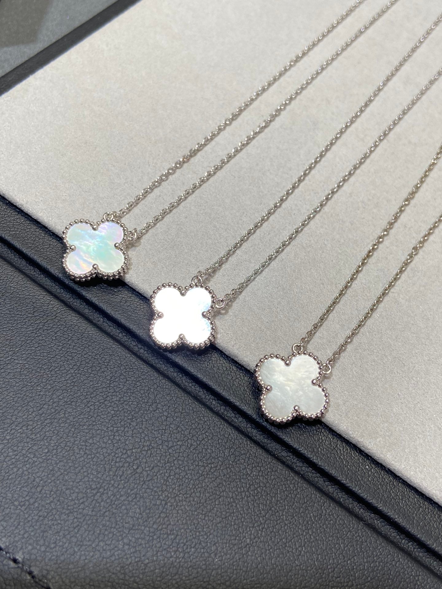 [Windsor Jewelry]CLOVER MEDIUM SILVER WHITE MOP NECKLACE
