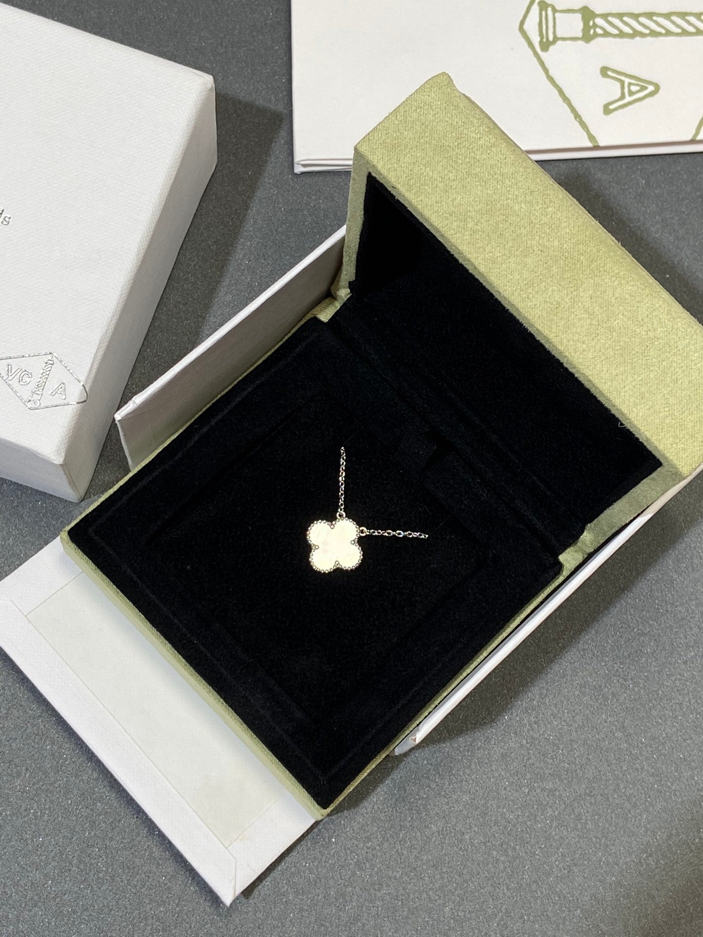 [Windsor Jewelry]CLOVER MEDIUM SILVER WHITE MOP NECKLACE