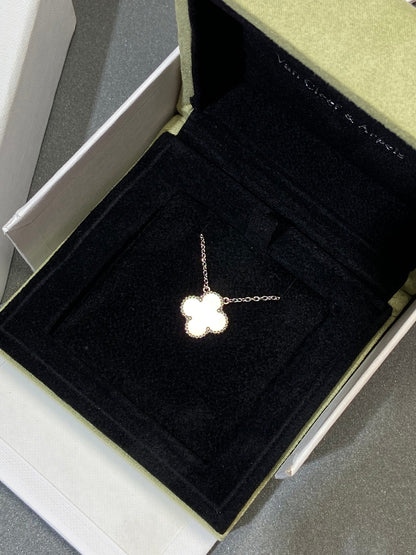 [Windsor Jewelry]CLOVER MEDIUM SILVER WHITE MOP NECKLACE