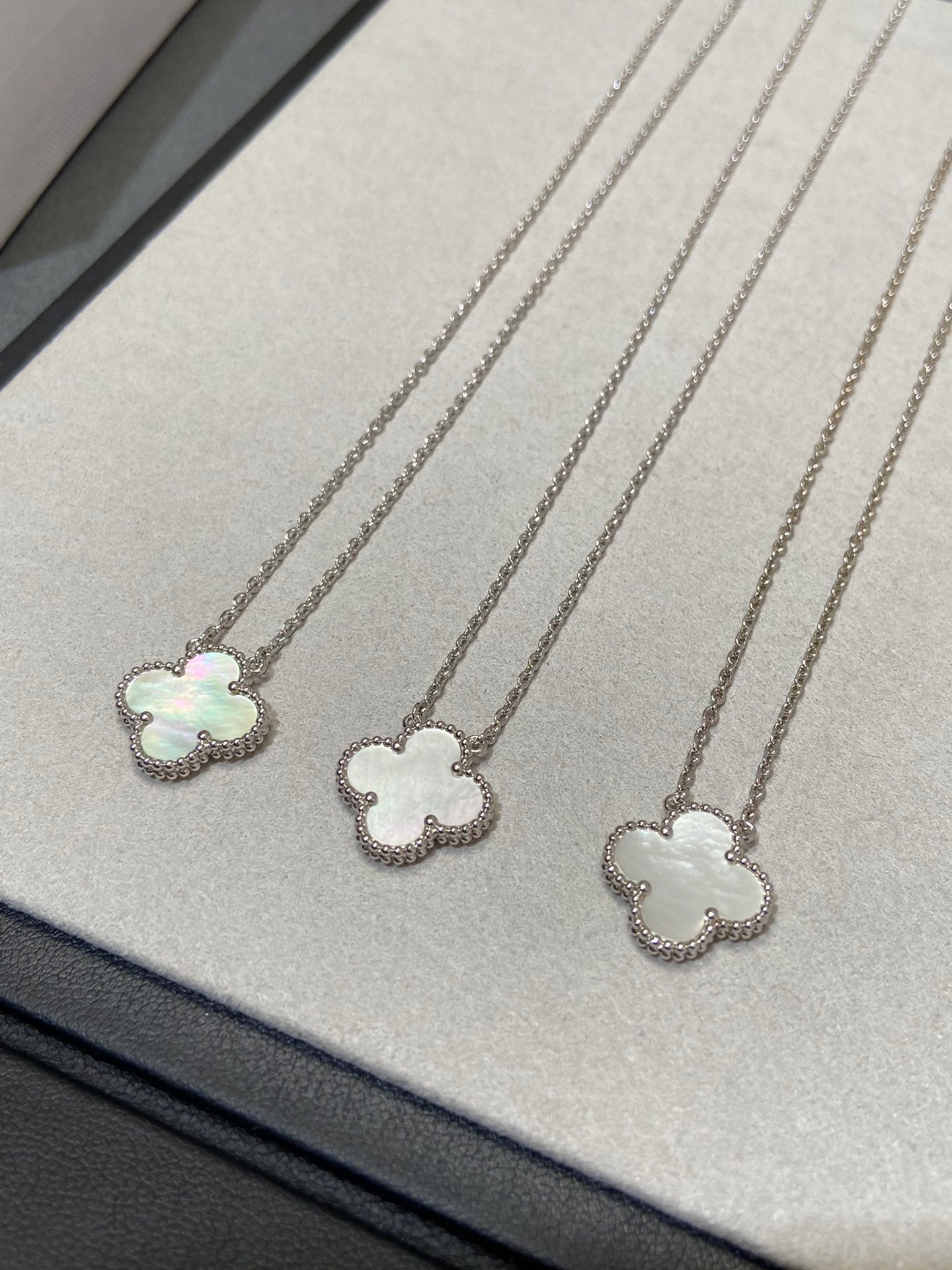 [Windsor Jewelry]CLOVER MEDIUM SILVER WHITE MOP NECKLACE