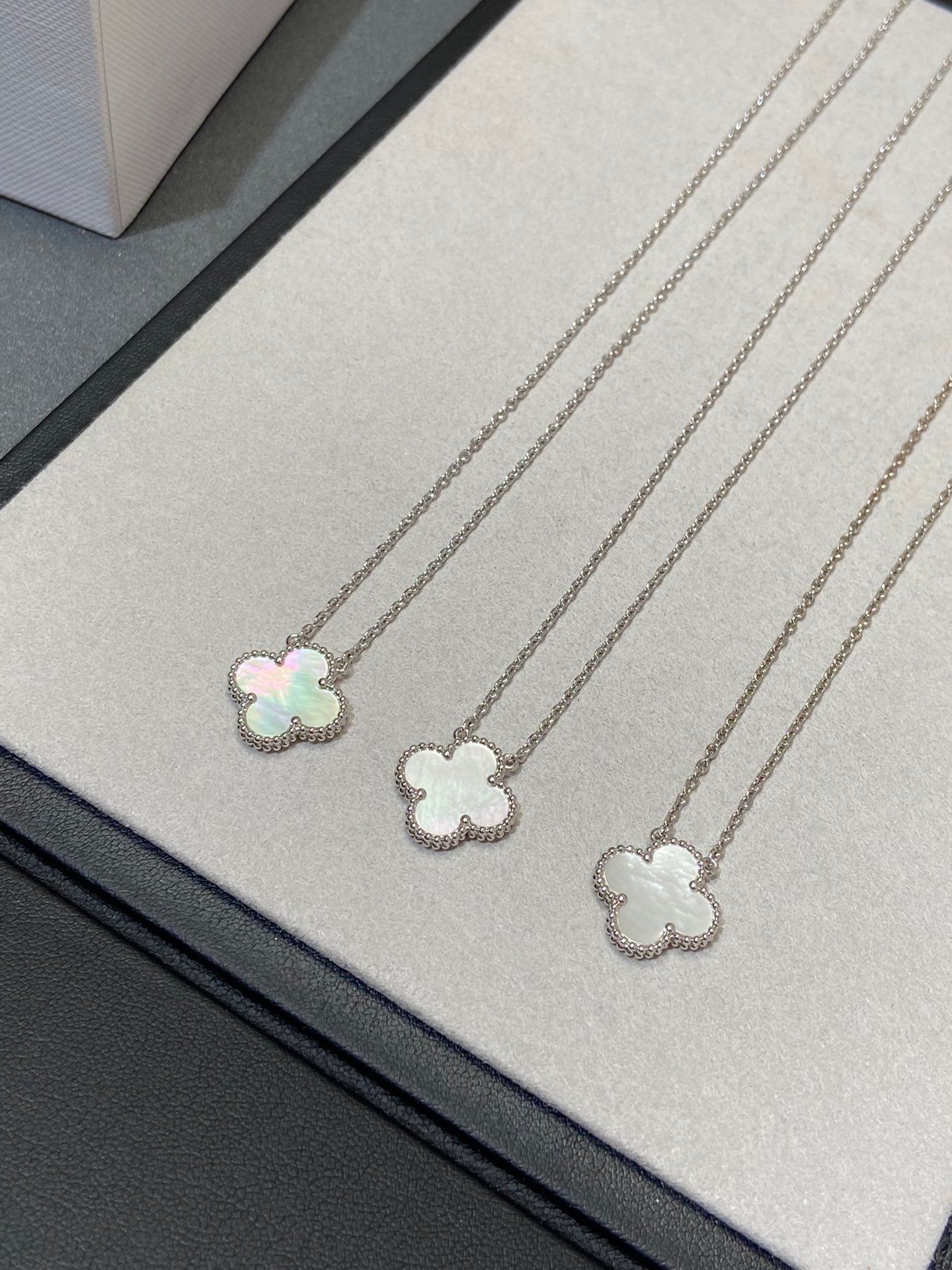 [Windsor Jewelry]CLOVER MEDIUM SILVER WHITE MOP NECKLACE