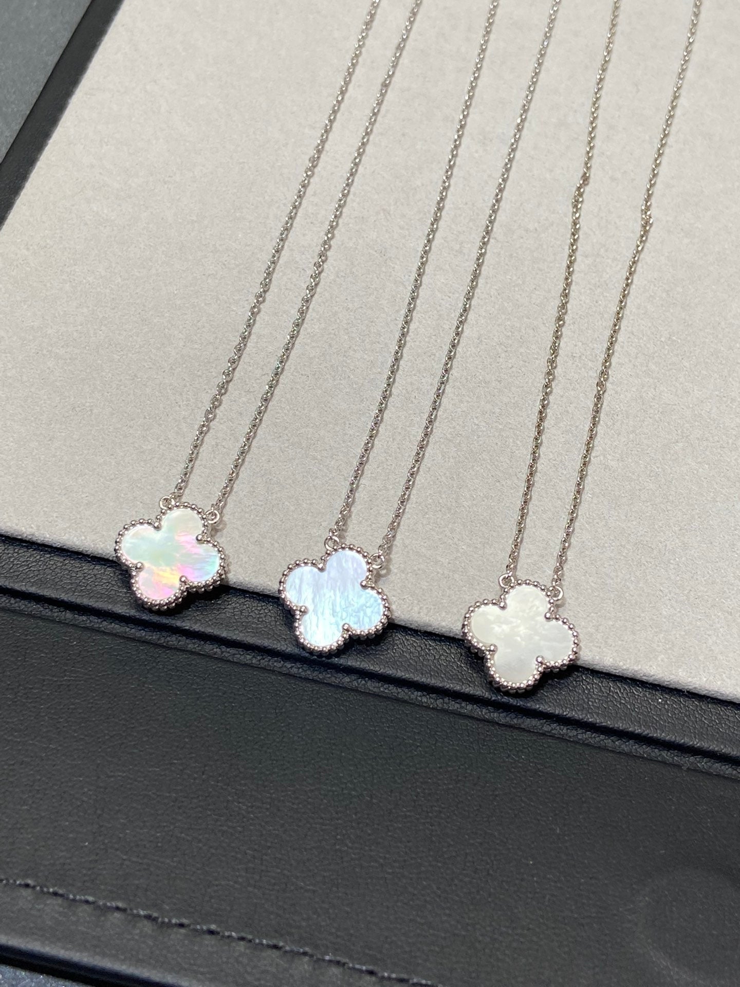 [Windsor Jewelry]CLOVER MEDIUM SILVER WHITE MOP NECKLACE
