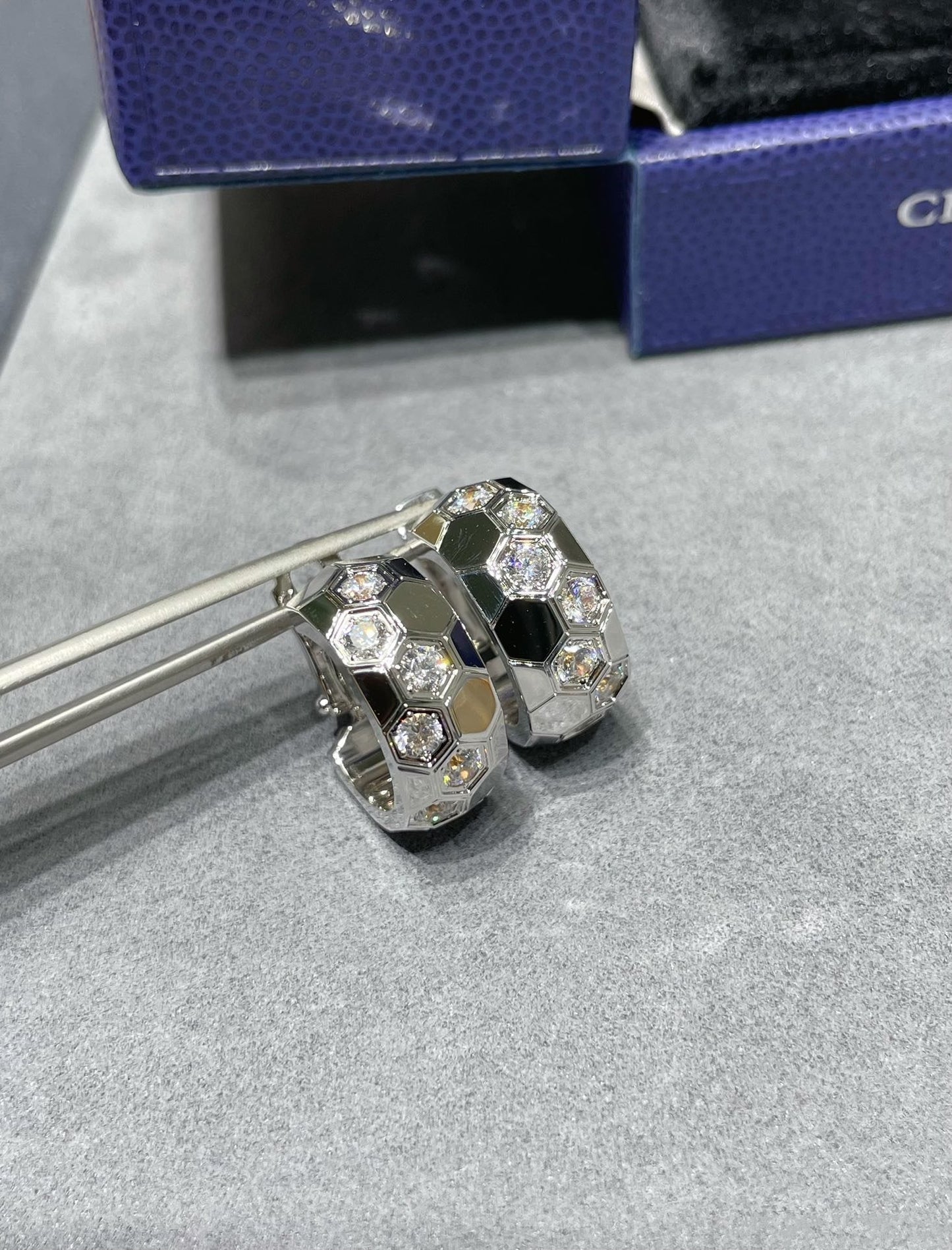 [Windsor Jewelry]BEE LOVE DIAMOND HOOP EARRINGS