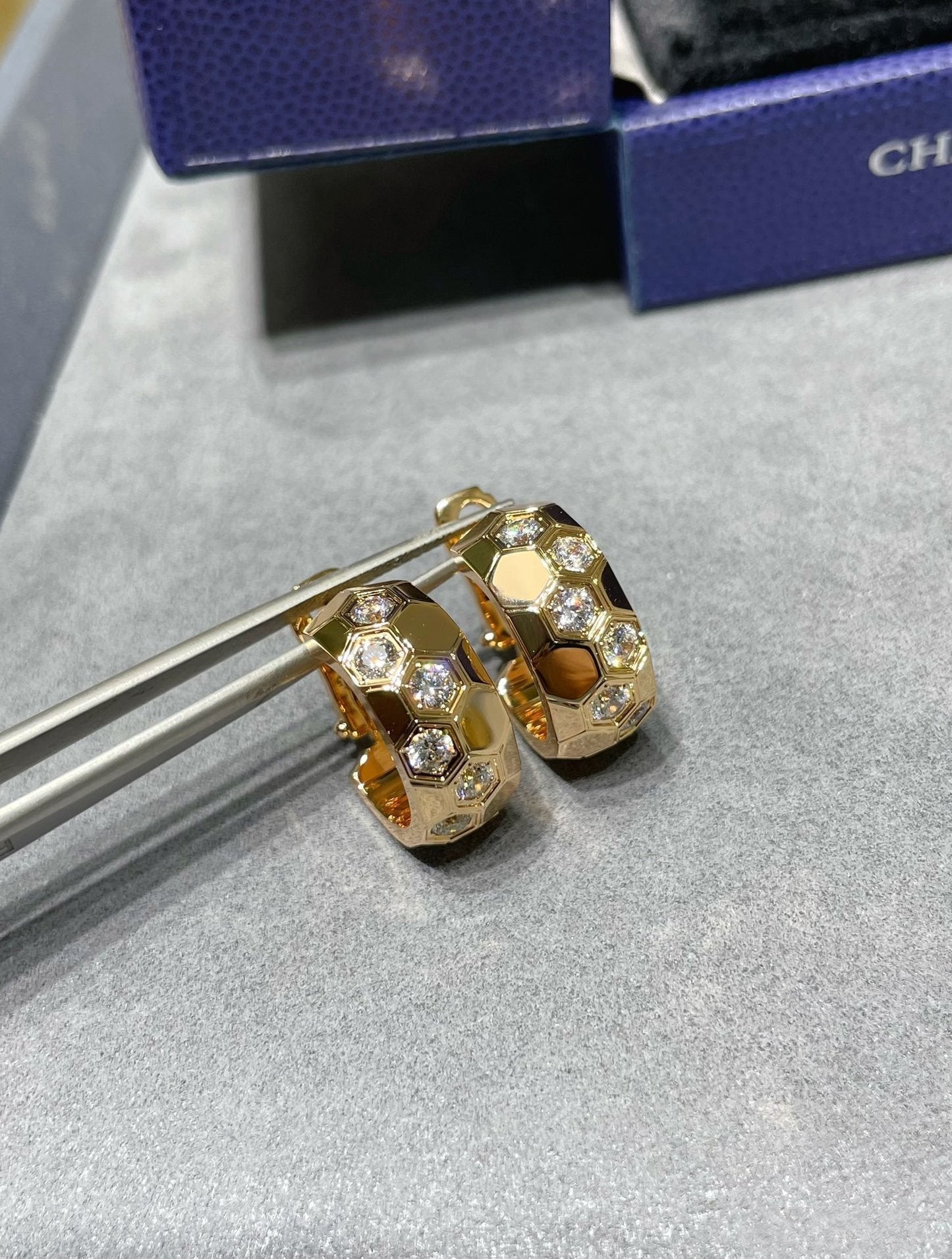 [Windsor Jewelry]BEE LOVE DIAMOND HOOP EARRINGS