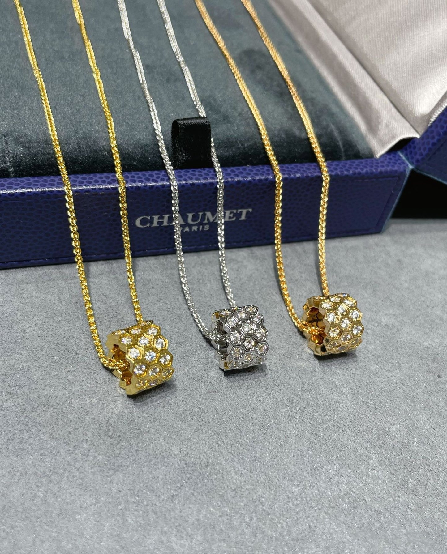 [Windsor Jewelry]BEE LOVE DIAMOND PAVED 3 ROW NECKLACE