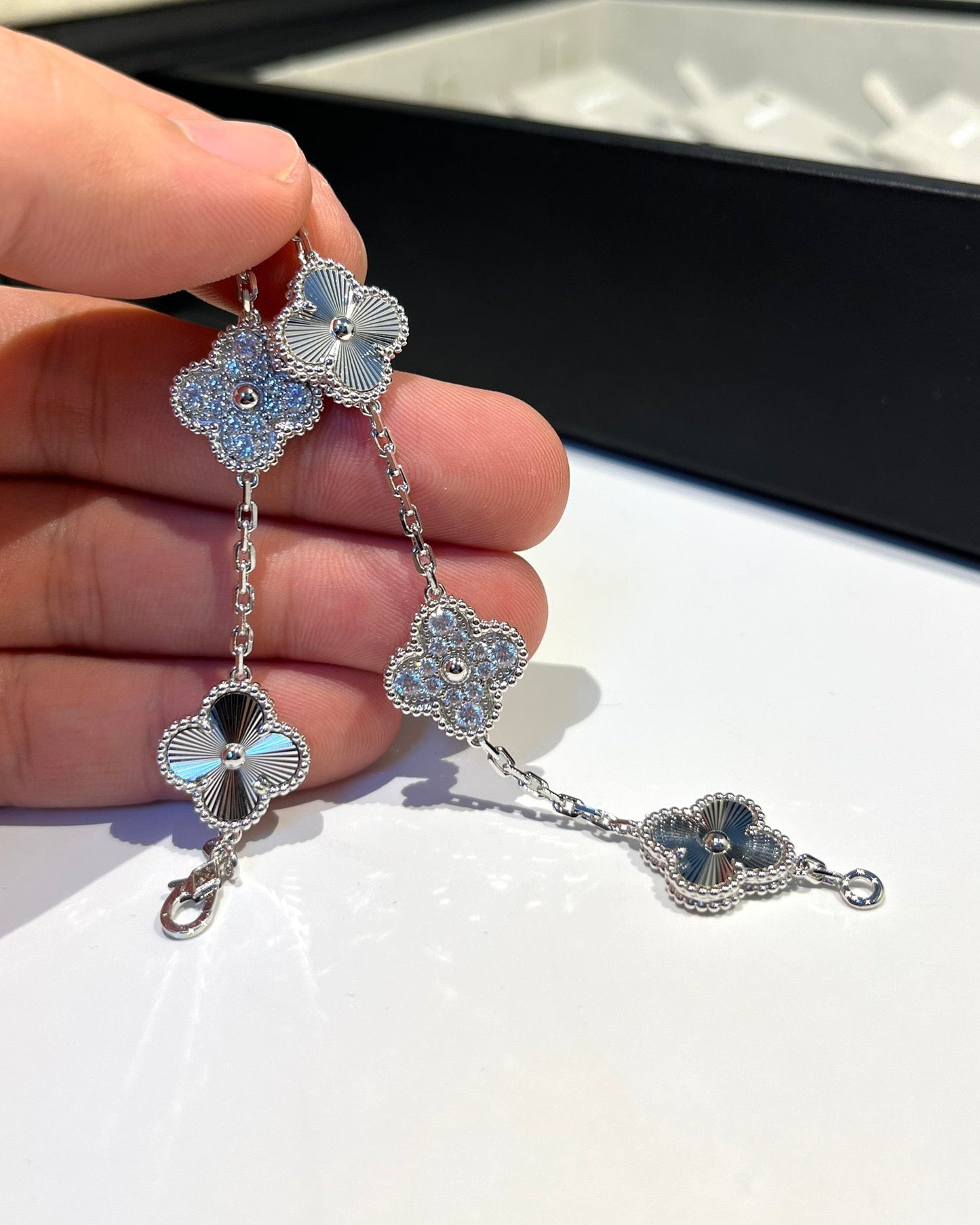 [Windsor Jewelry]CLOVER 5 MOTIF SILVER DIAMOND BRACELET