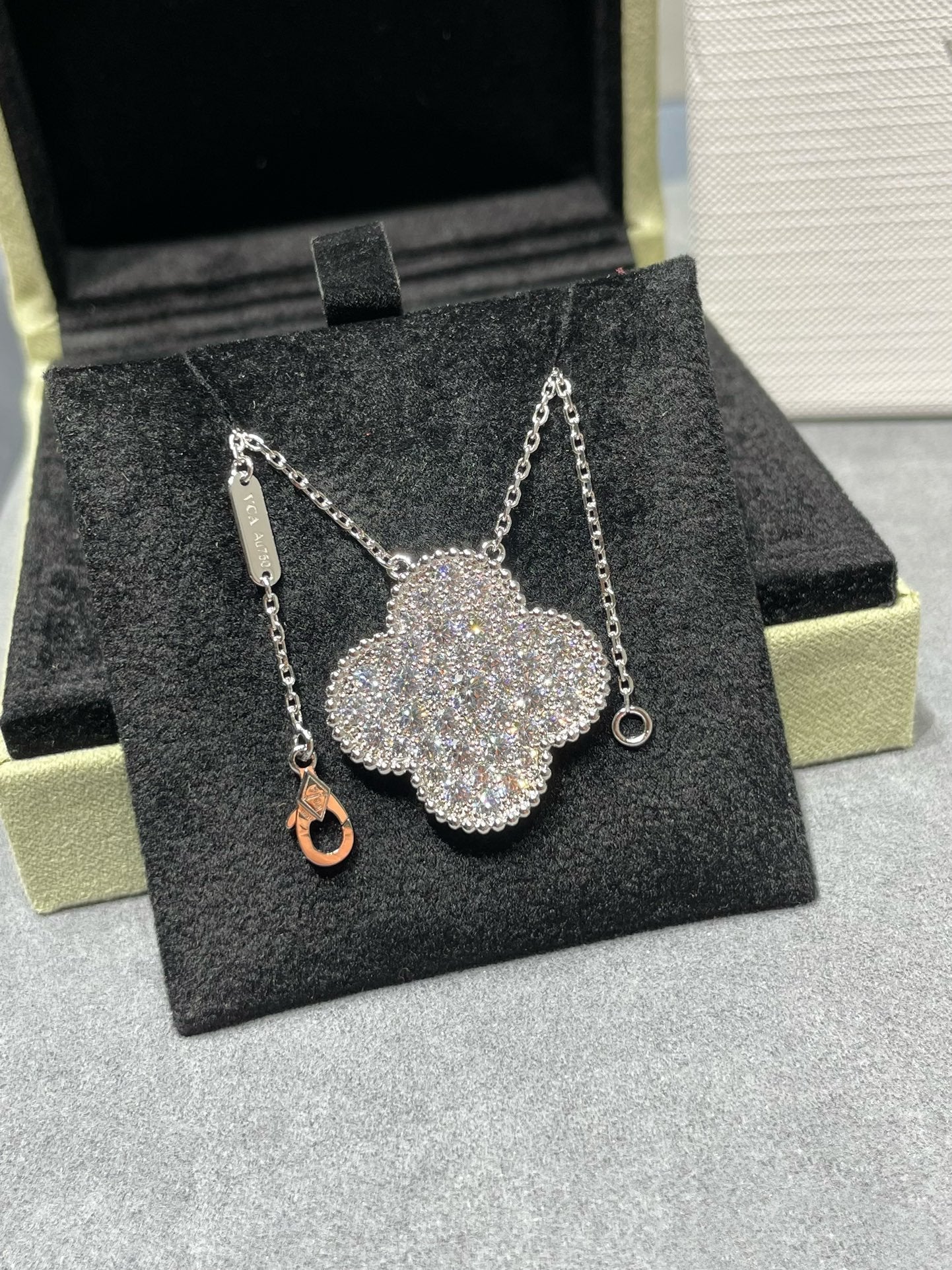[Windsor Jewelry]CLOVER 25MM LARGE PENDANT DIAMOND PAVED SILVER NECKLACE