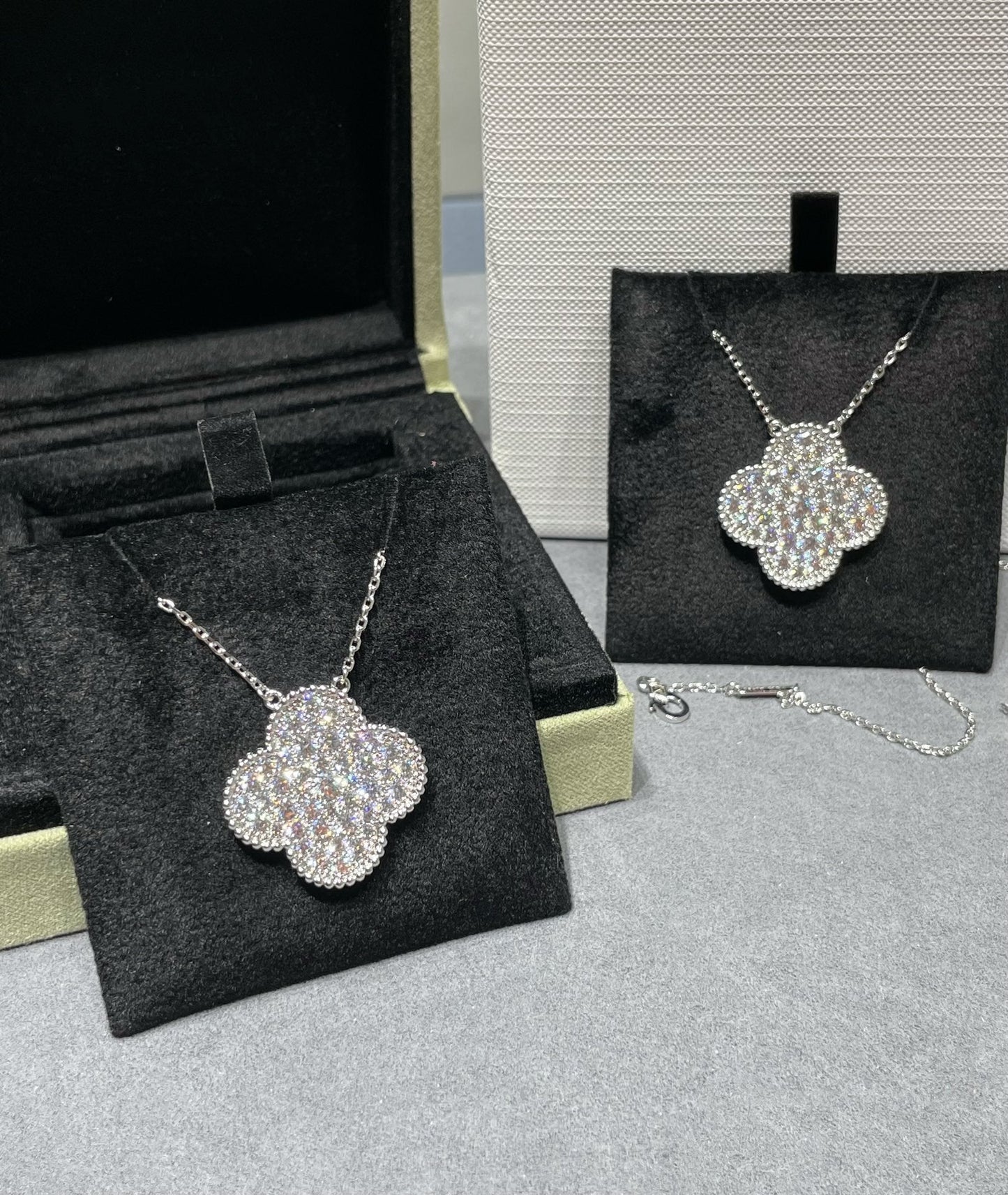 [Windsor Jewelry]CLOVER 25MM LARGE PENDANT DIAMOND PAVED SILVER NECKLACE