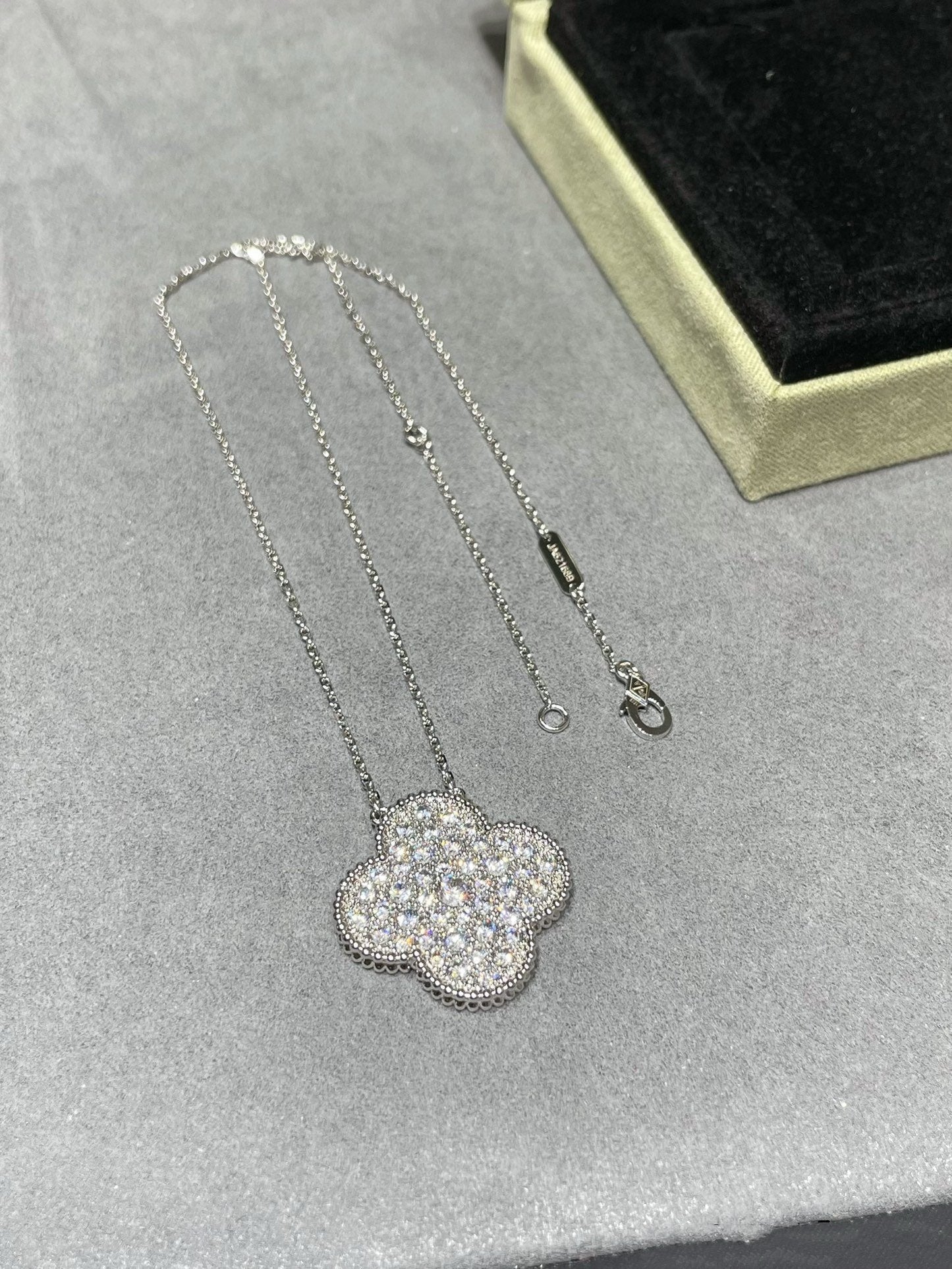 [Windsor Jewelry]CLOVER 25MM LARGE PENDANT DIAMOND PAVED SILVER NECKLACE