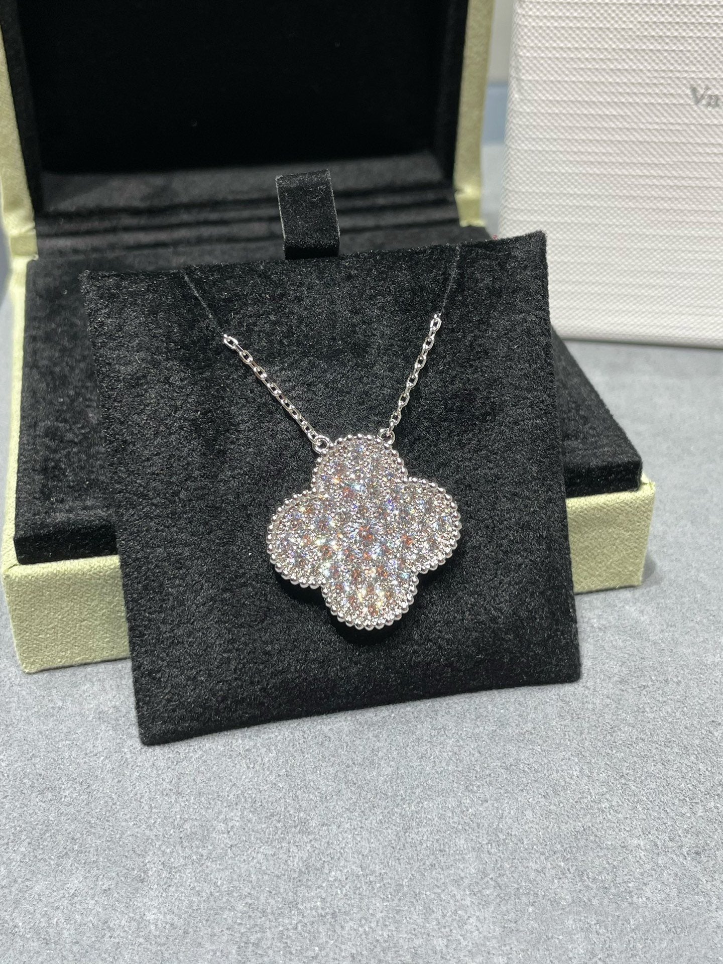 [Windsor Jewelry]CLOVER 25MM LARGE PENDANT DIAMOND PAVED SILVER NECKLACE