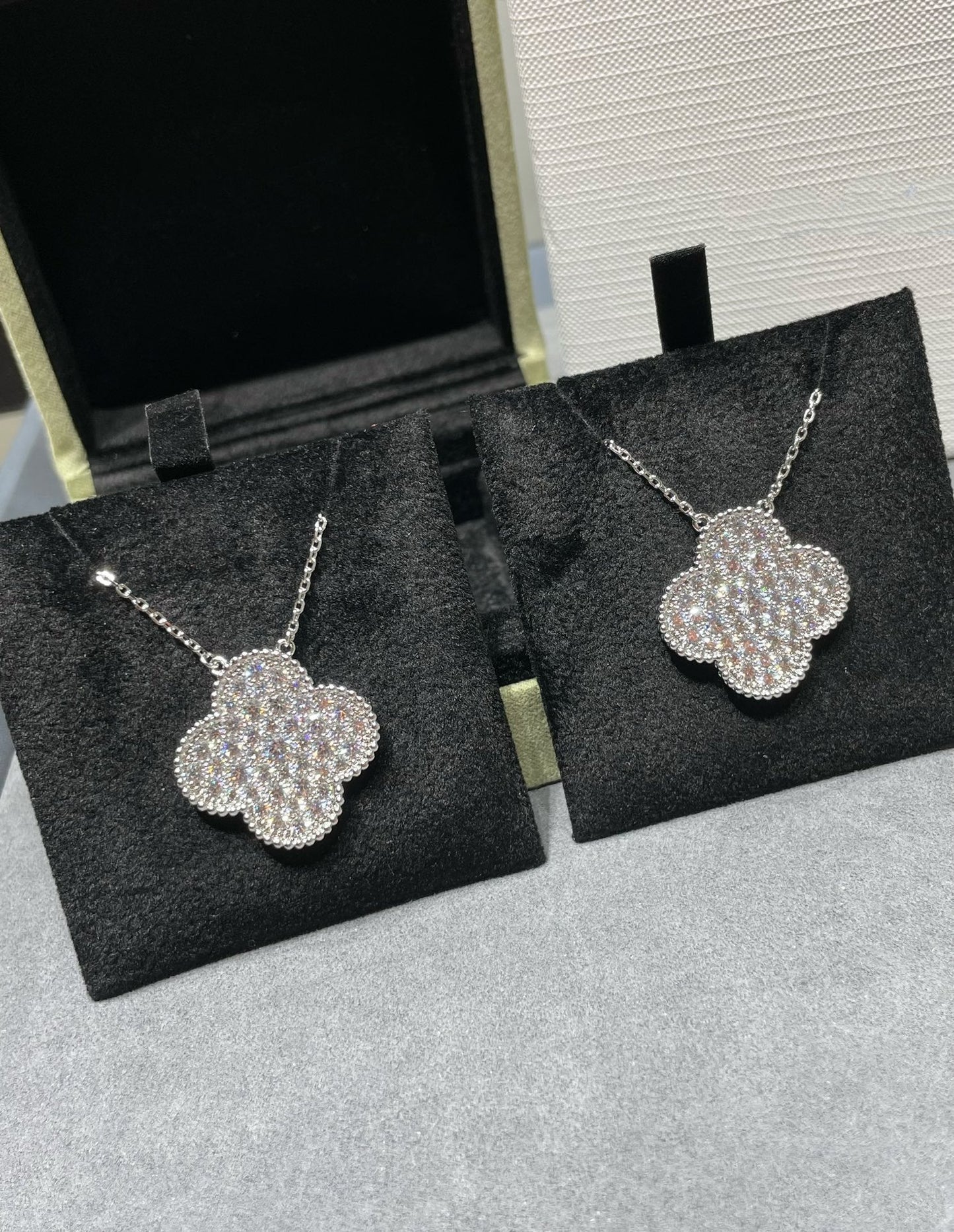[Windsor Jewelry]CLOVER 25MM LARGE PENDANT DIAMOND PAVED SILVER NECKLACE