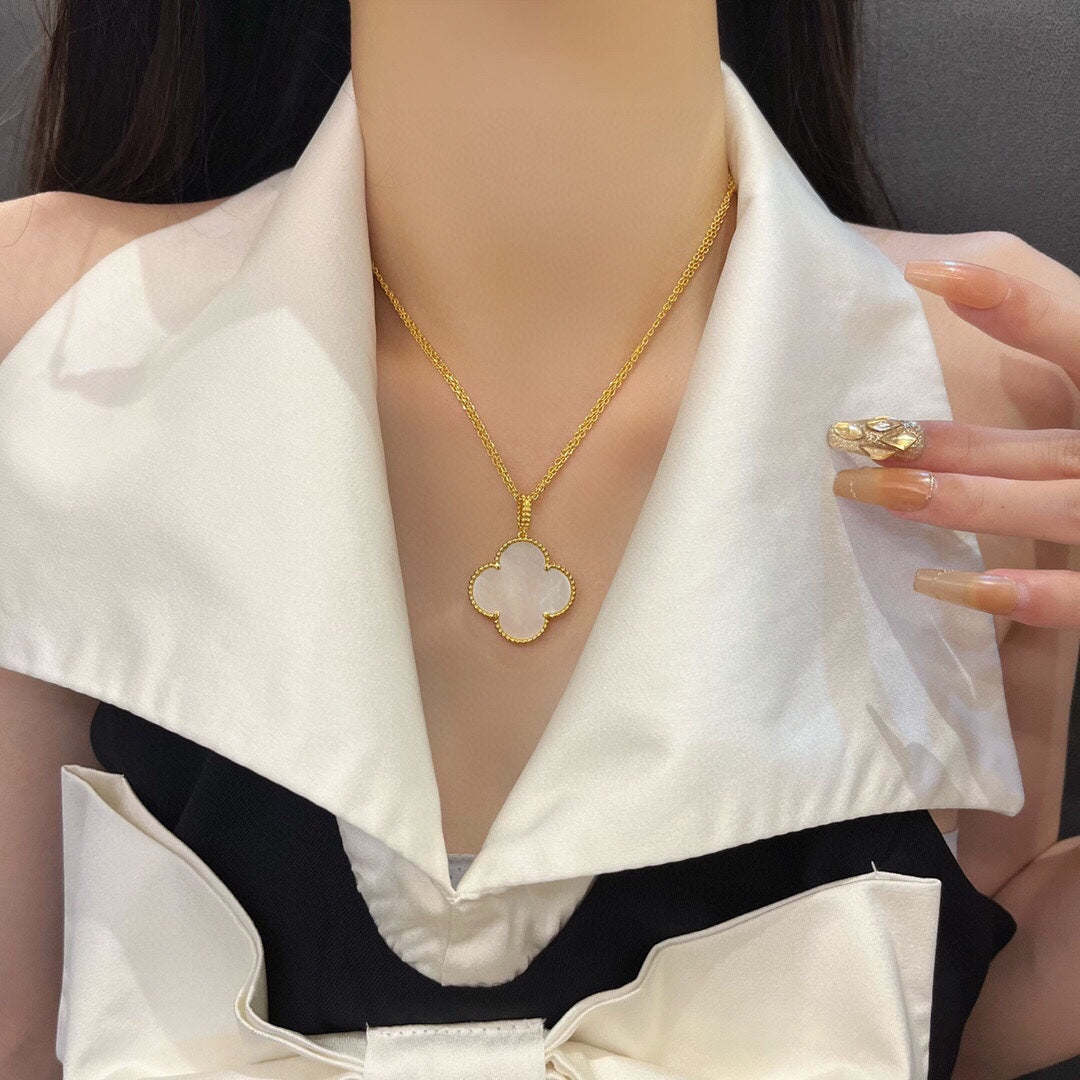 [Windsor Jewelry]CLOVER 25MM MOP LARGE PENDANT NECKLACE
